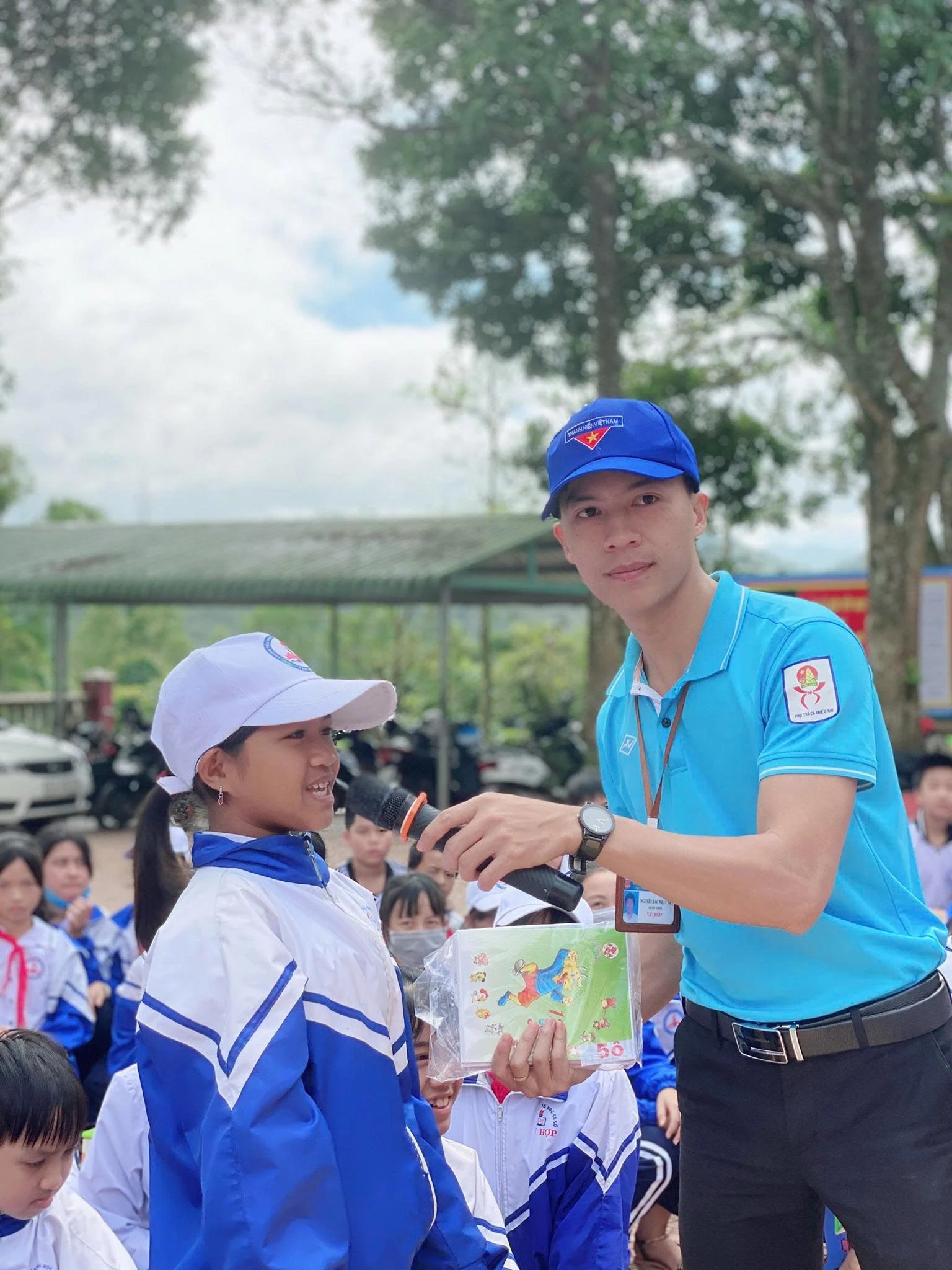 Thầy giáo Nguyễn Đắc Nhật Tân trong một tiết dạy kỹ năng sống cho học sinh vùng cao - Ảnh: Q.N