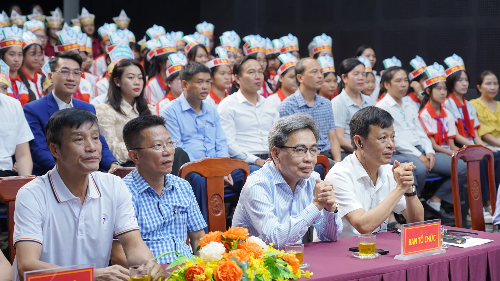 BTC và đại biểu tham dự buổi ghi hình trận bán kết 1,2 ở trường quay Báo và phát thanh, truyền hình Quảng Trị - Ảnh: L.T
