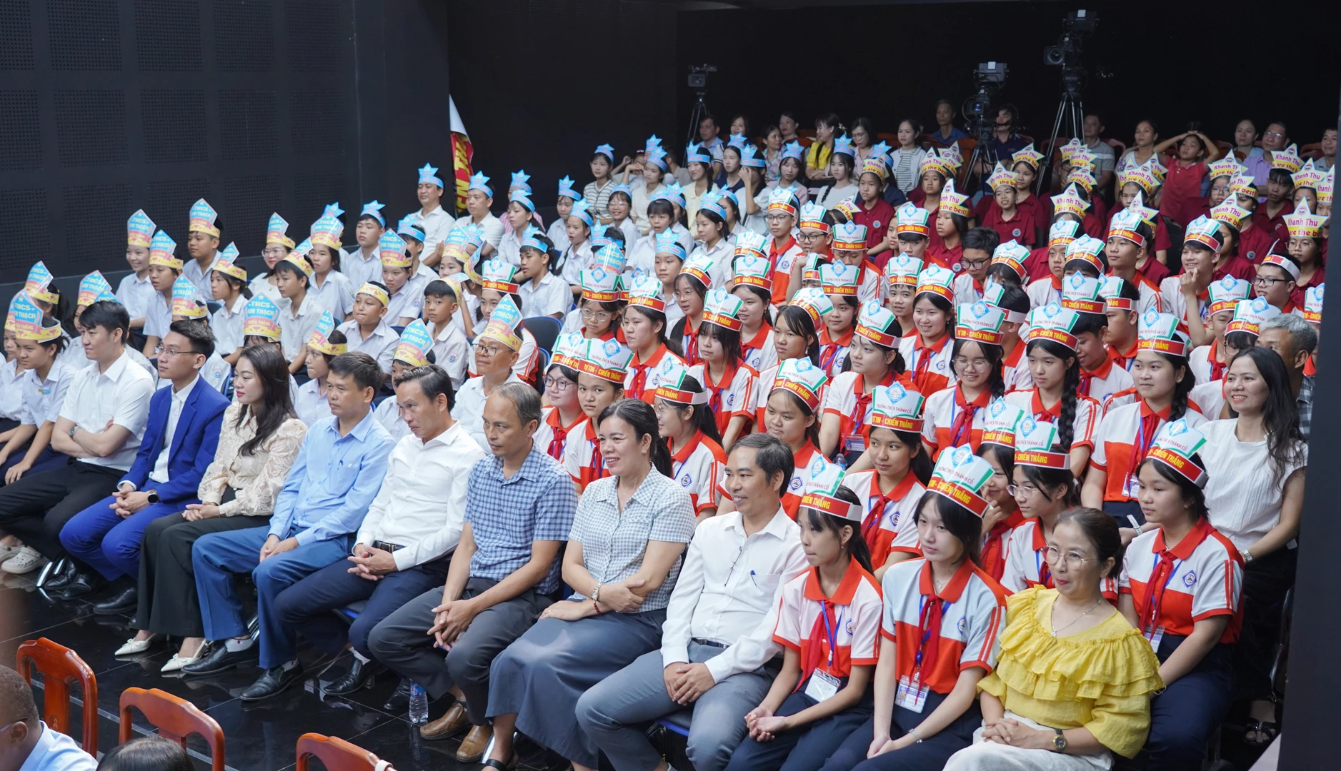 Các trận bán kết thu hút đông đảo cán bộ, giáo viên và cổ động viên các trường đến cổ vũ - Ảnh: L.T