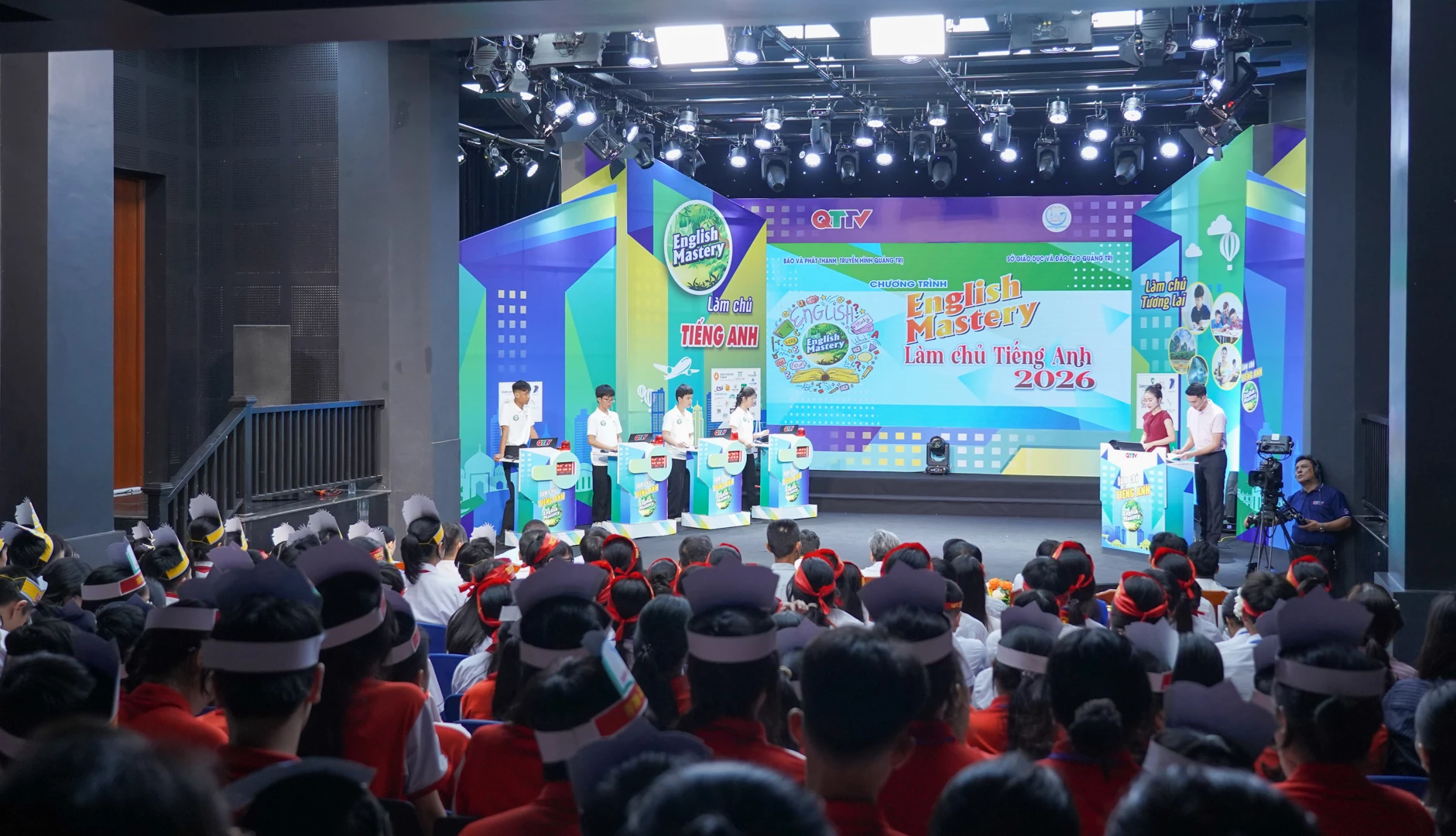 BTC ghi hình các trận bán kết sân chơi English Mastery - Làm chủ tiếng Anh 2026 tại khu vực Nam Quảng Trị - Ảnh: L.T