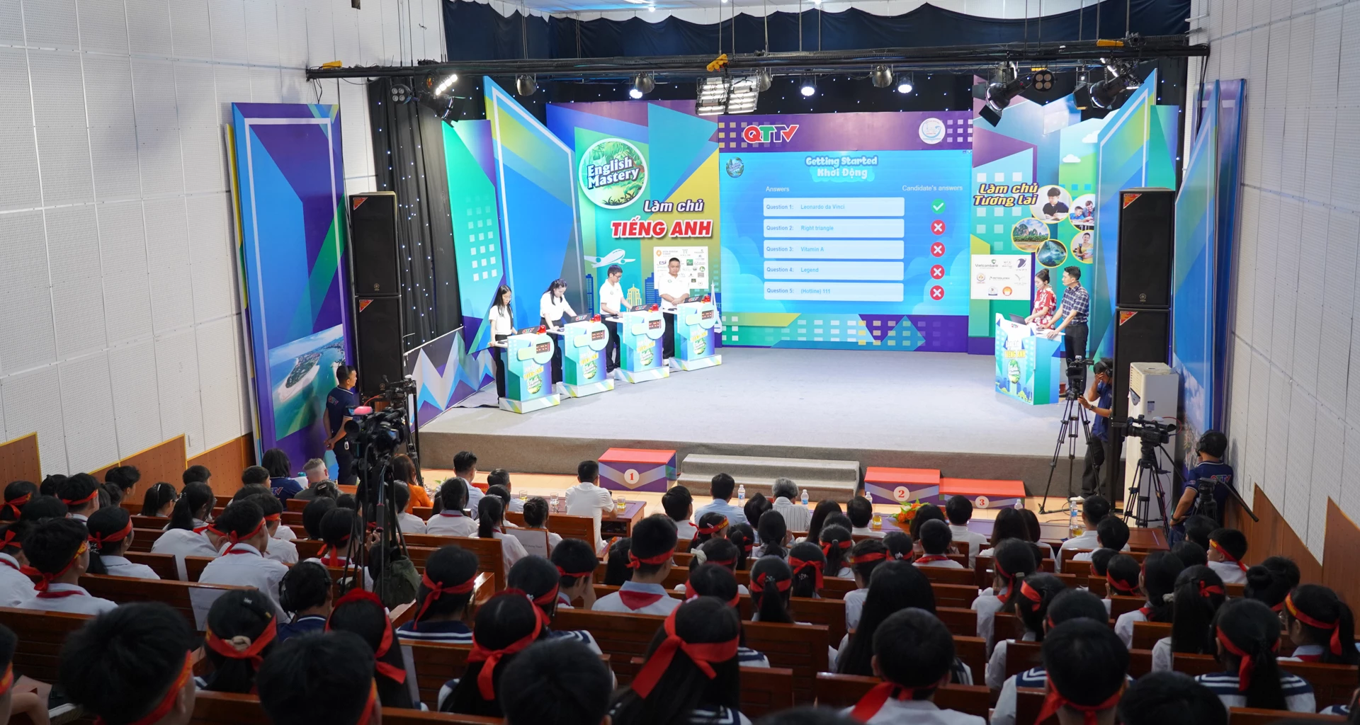 Các thí sinh tham gia trận bán kết 3 được ghi hình tại trường quay Báo và phát thanh, truyền hình Quảng Trị ở phường Đông Hới - Ảnh: L.T