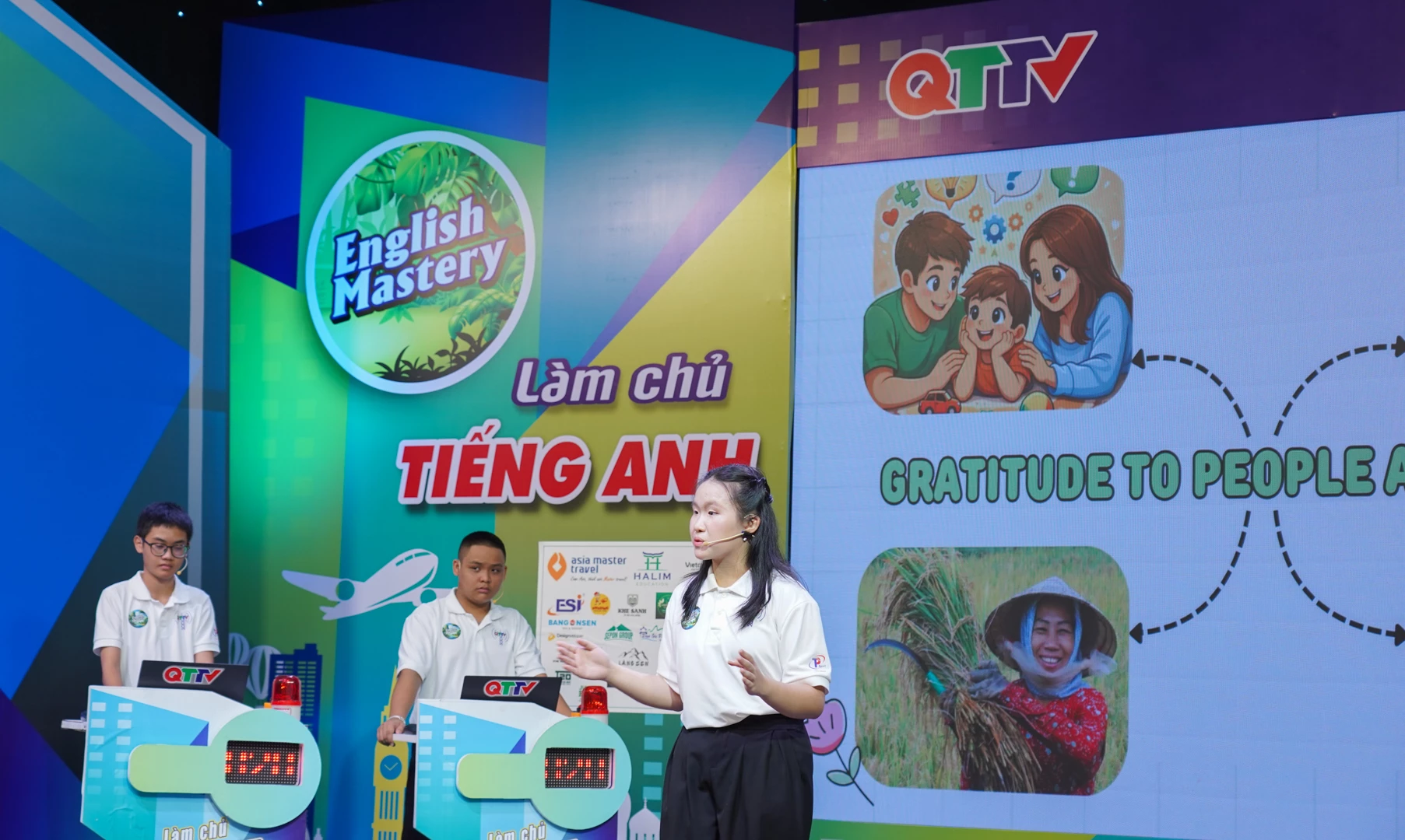 Các thí sinh tự tin trình bày phần thuyết trình bằng tiếng Anh tại vòng bán kết - Ảnh: L.T