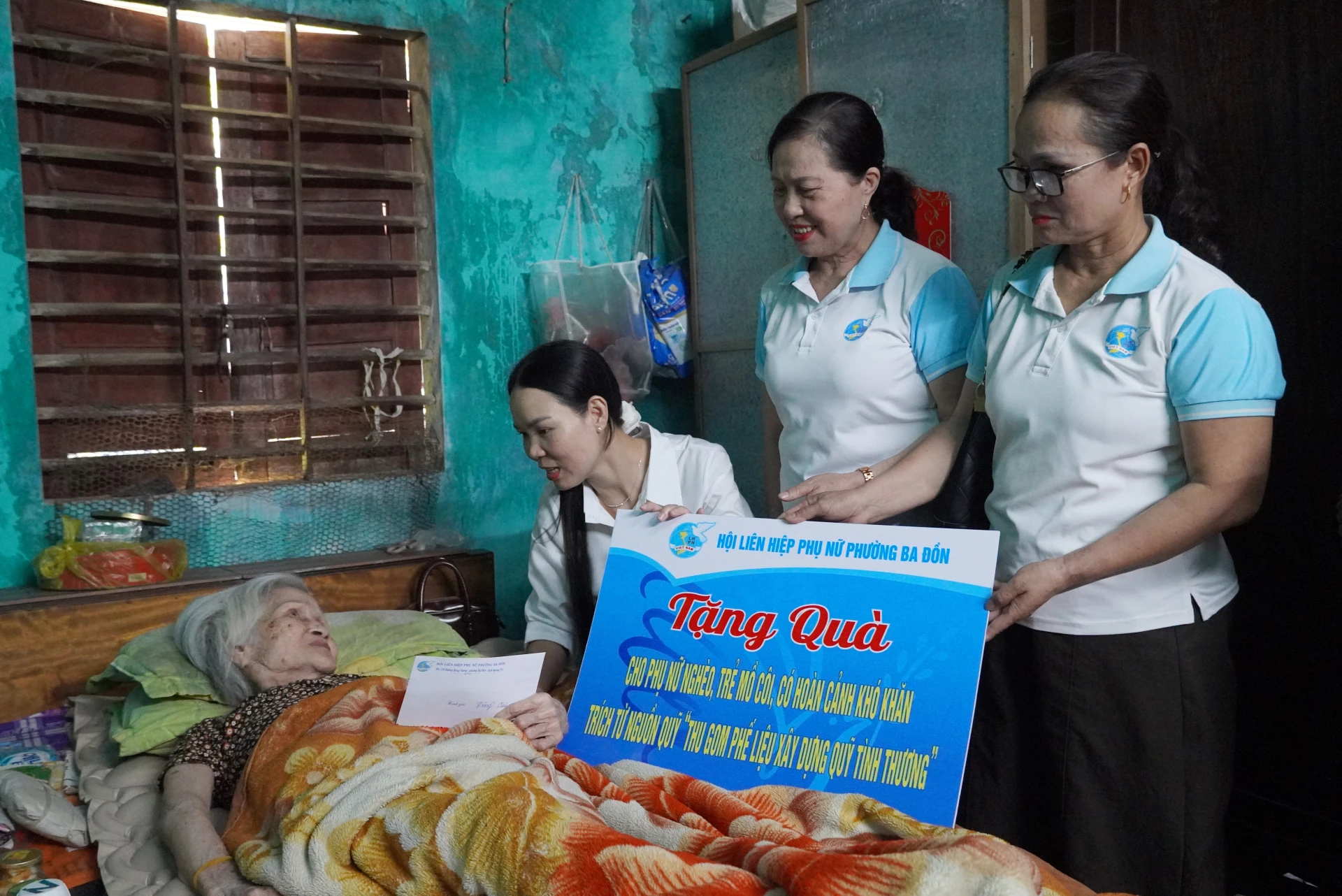Hội Liên hiệp Phụ nữ phường Ba Đồn thăm, động viên hội viên Phạm Thị Thu Lệ ở khu phố 6 - Ảnh: H.L