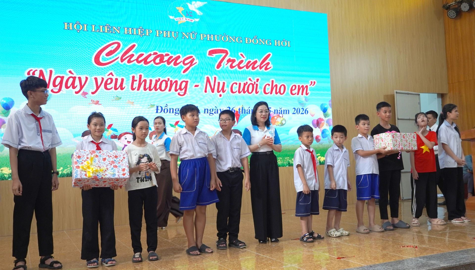 Chủ tịch Hội LHPN phường Đồng Hới Nguyễn Thị Hồng Sâm trao quà các em tham gia trò chơi - Ảnh: H.Tr.