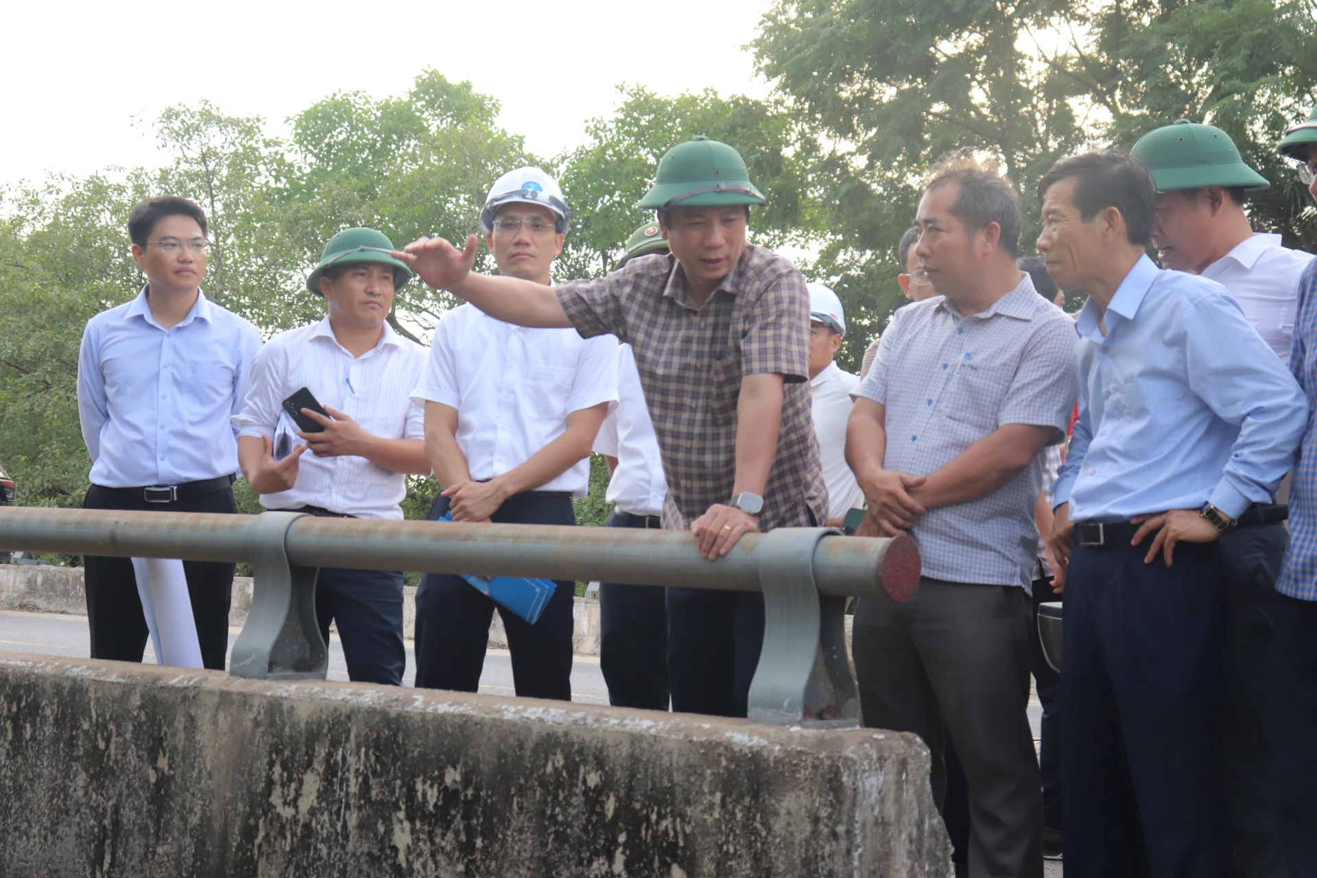 Đồng chí Hoàng Nam, Phó Chủ tịch Thường trực UBND tỉnh kiểm tra thực địa điểm cần GPMB tại xã Vĩnh Định - Ảnh: T.P