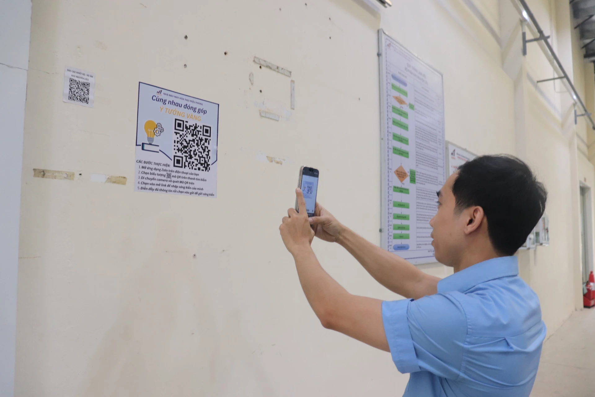 Người lao động tại Nhà máy may Hòa Thọ Triệu Phong đóng góp sáng kiến qua mã QR code - Ảnh: N.P