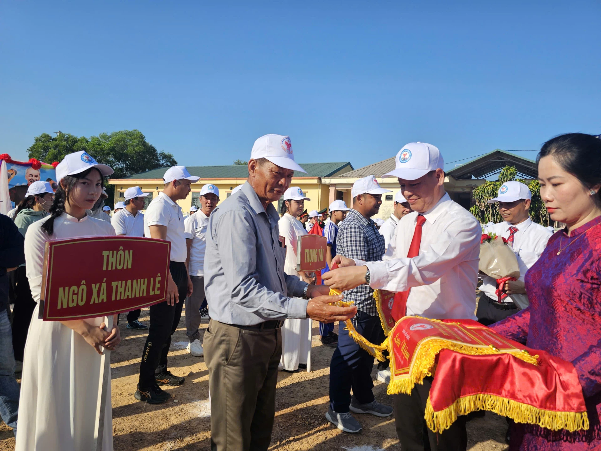Đại diện địa phương trao cờ lưu niệm cho các đội - Ảnh: T.P