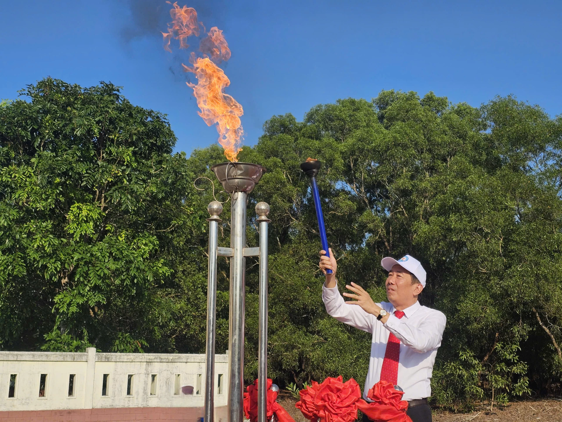 Thắp đuốc khai mạc Đại hội Thể dục thể thao xã Triệu Cơ lần thứ I, năm 2026 - Ảnh: T.P