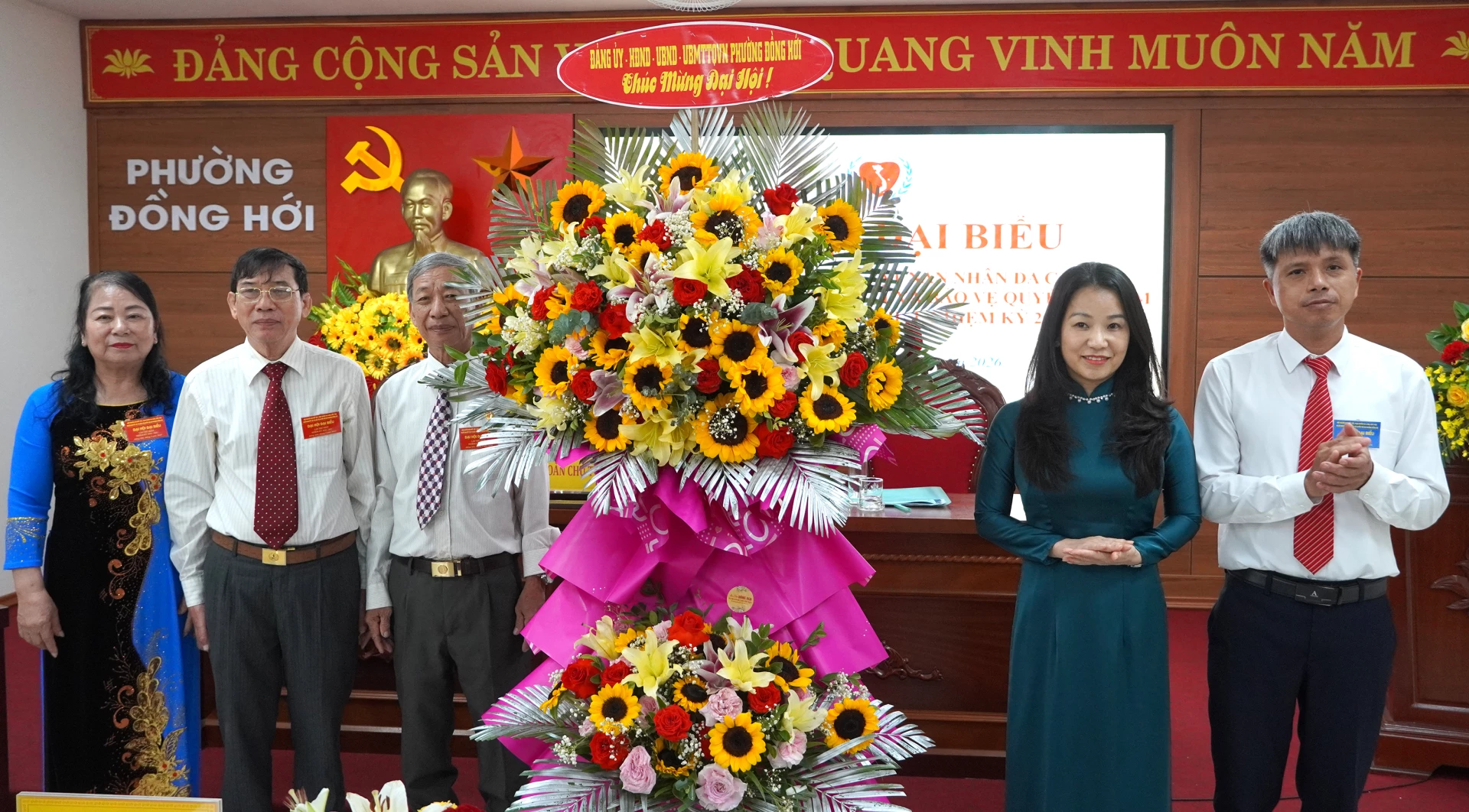 Đại diện lãnh đạo phường Đồng Hới tặng hoa chúc mừng đại hội - Ảnh: H.Tr.