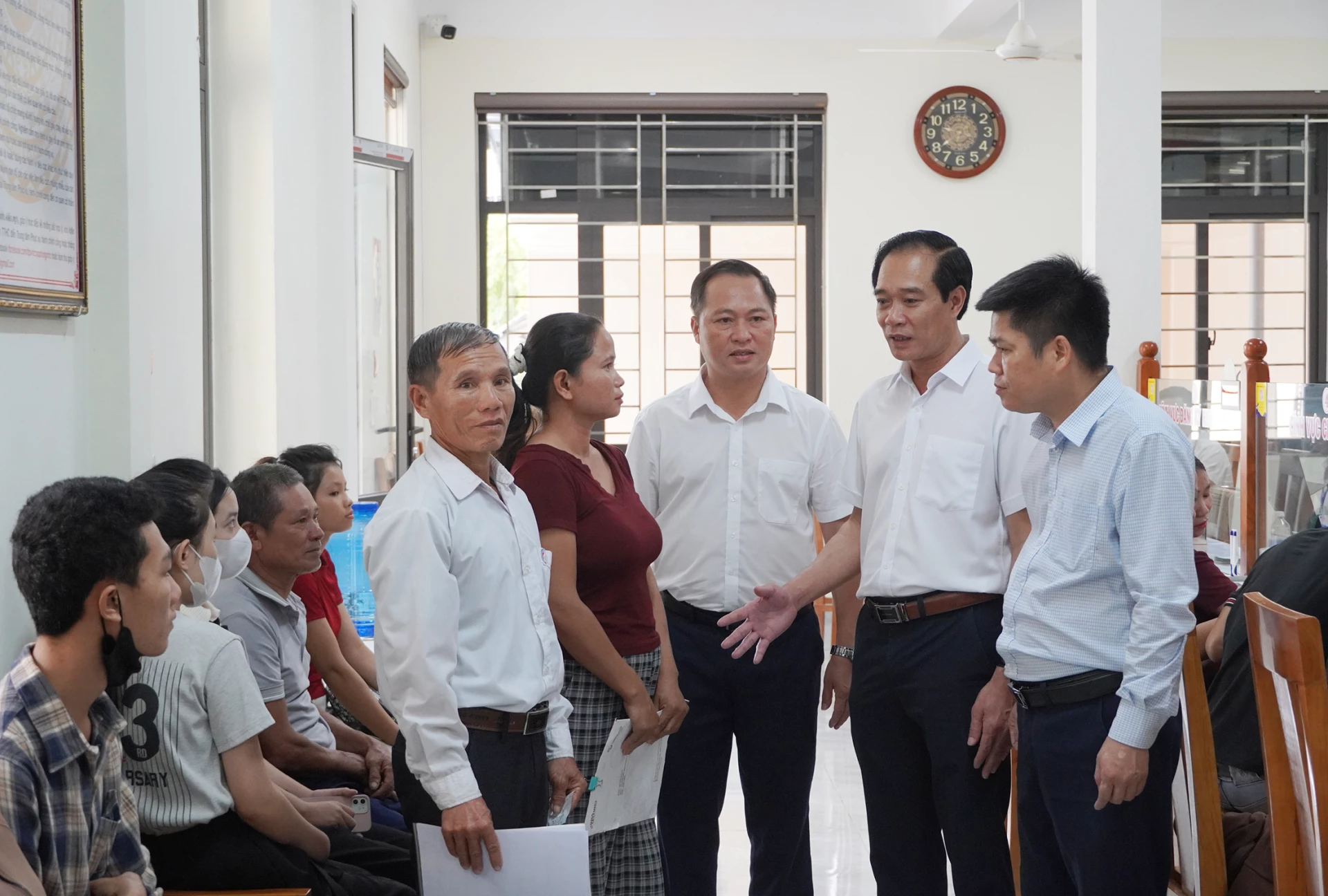 Lãnh đạo xã Phong Nha luôn bám sát cơ sở, nắm bắt tâm tư, nguyện vọng của Nhân dân - Ảnh: C.N