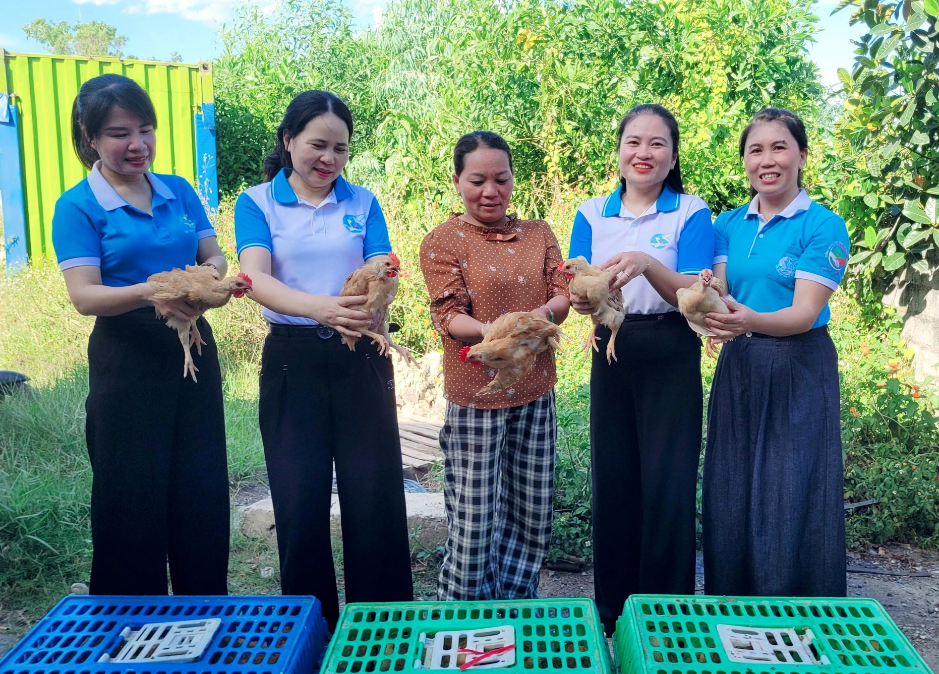 Hỗ trợ mô hình sinh kế giúp chị em phụ nữ nghèo - Ảnh: T.L