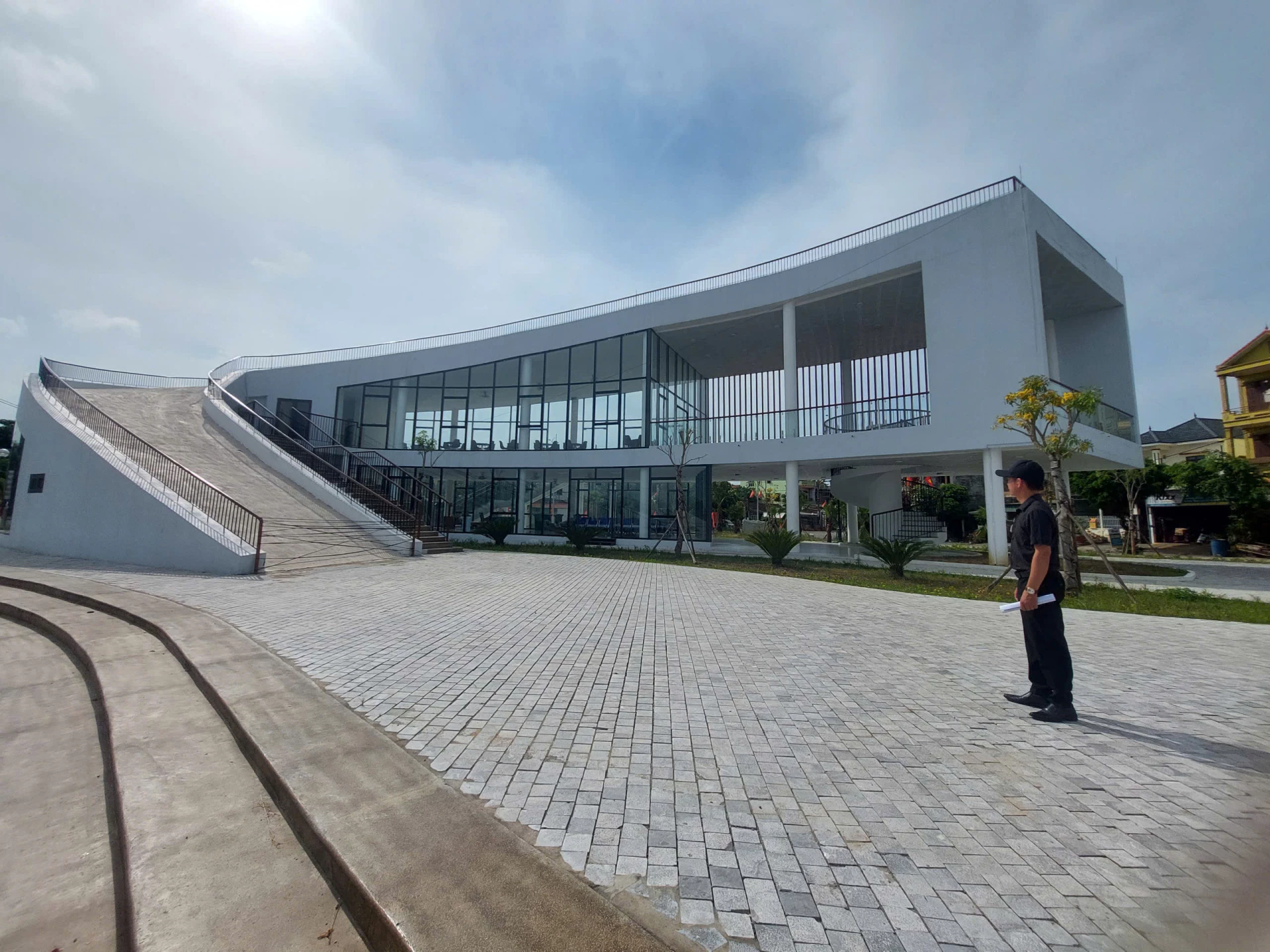 Trung tâm Du lịch đường thủy bến phà Quán Hàu được xây dựng với mức đầu tư 38 tỉ đồng - Ảnh: Đ.N

