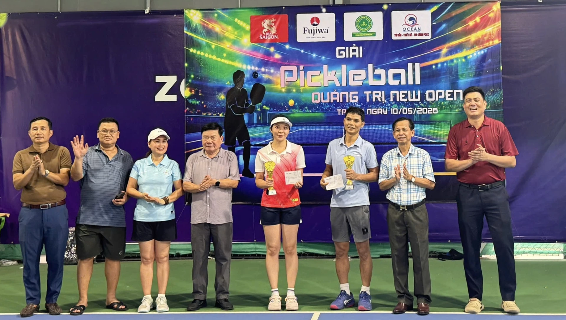 Ban Tổ chức trao giải cho các VĐV xuất sắc.