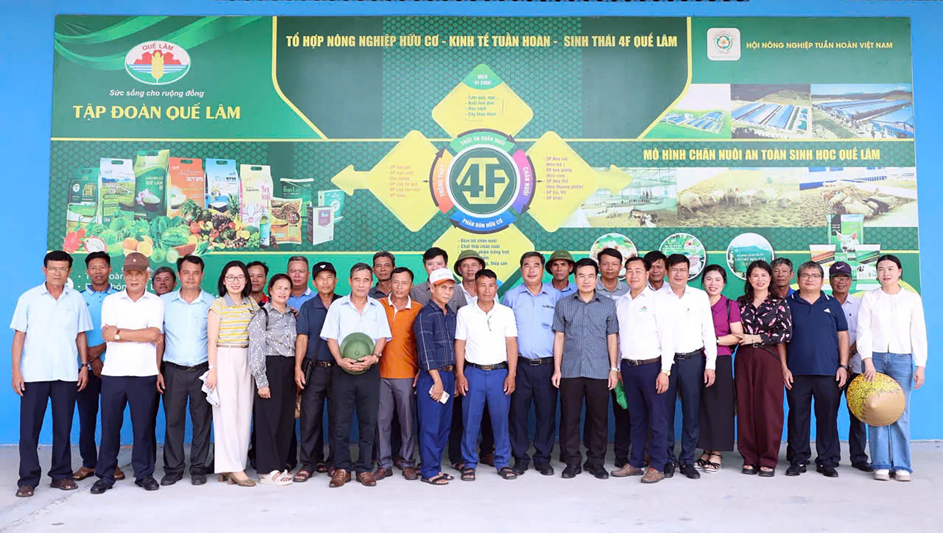 Xã Hoàn Lão tổ chức cho các hộ nông dân tham quan tại Tập đoàn Quế Lâm - Ảnh: N.M