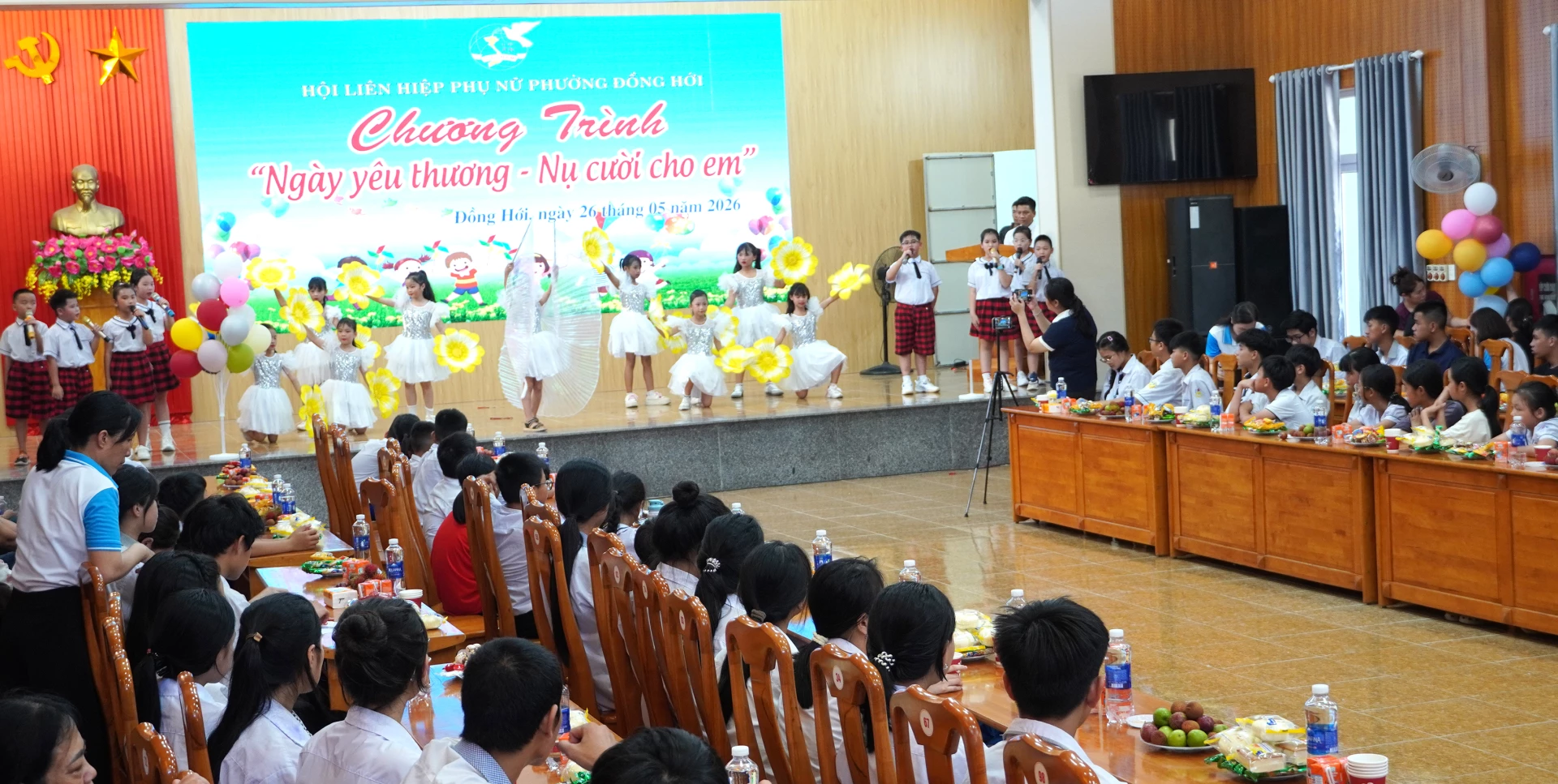 Quang cảnh chương trình “Ngày yêu thương-Nụ cười cho em” - Ảnh: H.Tr.