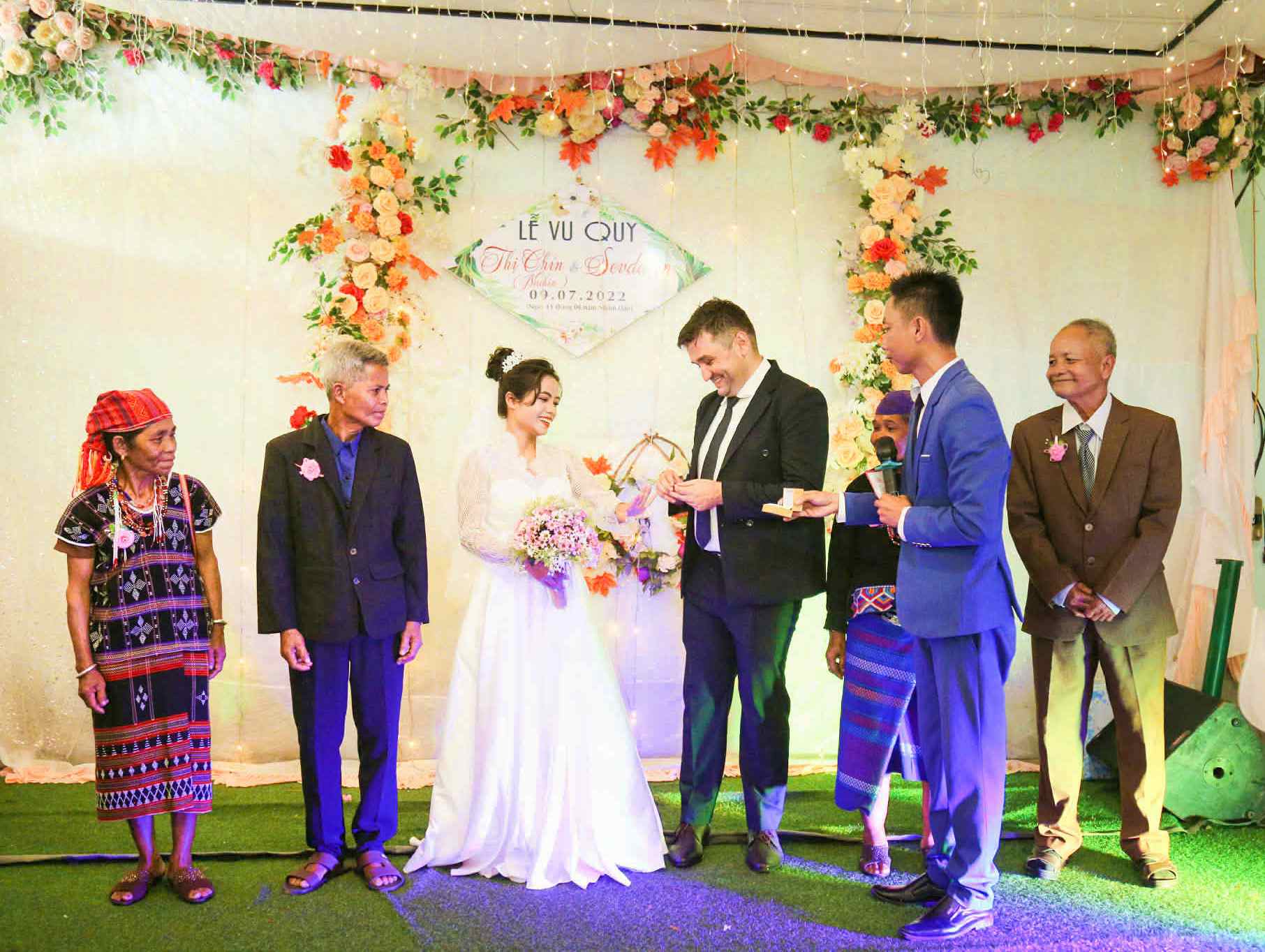 Nghĩa vợ chồng của Chín và Hristov bắt đầu bằng một đám cưới giản dị tại quê hương Tà Rụt-Ảnh: NVCC