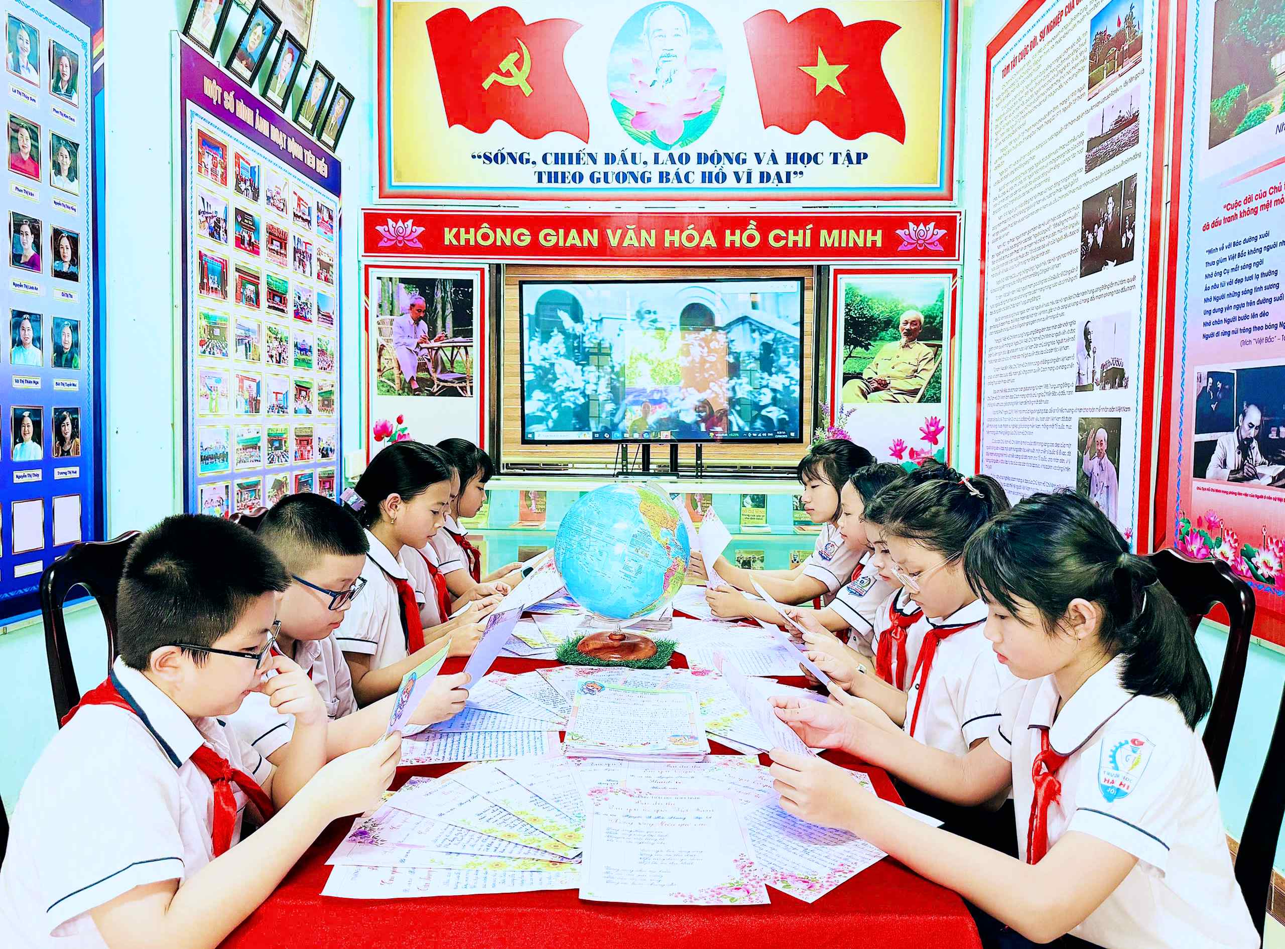 Học sinh Trường tiểu học Hàm Nghi tìm hiểu thông tin về Bác trong không gian văn hóa Hồ Chí Minh-Ảnh: Q.H
