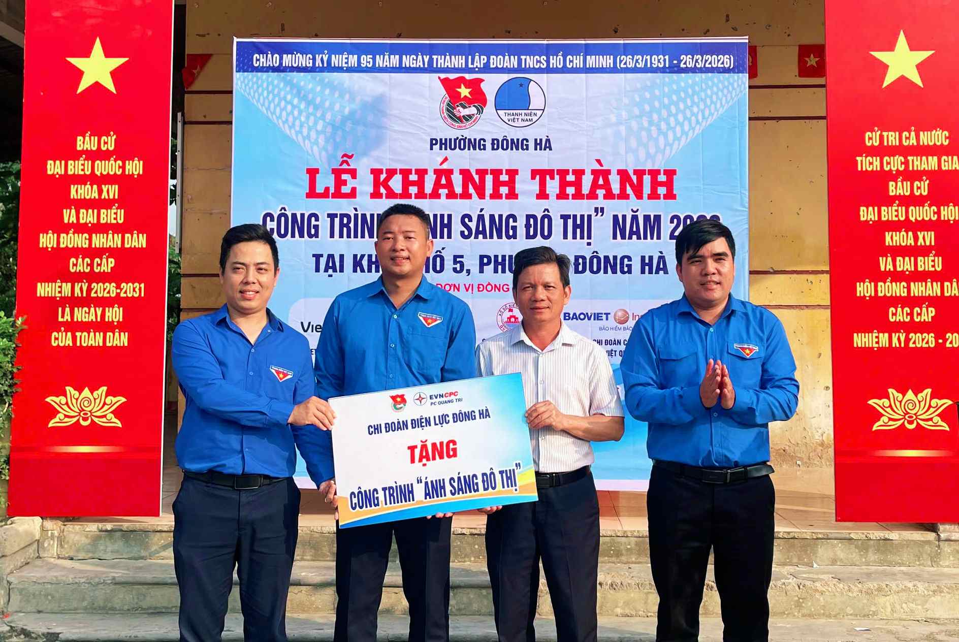 Đoàn Thanh niên phường Đông Hà kết nối các tổ chức, cá nhân triển khai nhiều công trình “Ánh sáng đô thị” trên địa bàn - Ảnh: T.L