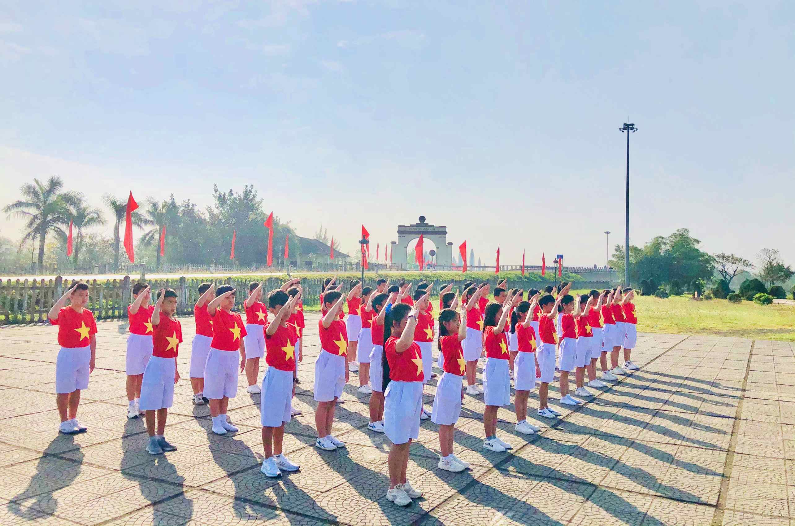 Thiếu nhi vùng “lũy thép” tham gia hoạt động chào cờ tại địa chỉ đỏ - Ảnh: Q.H