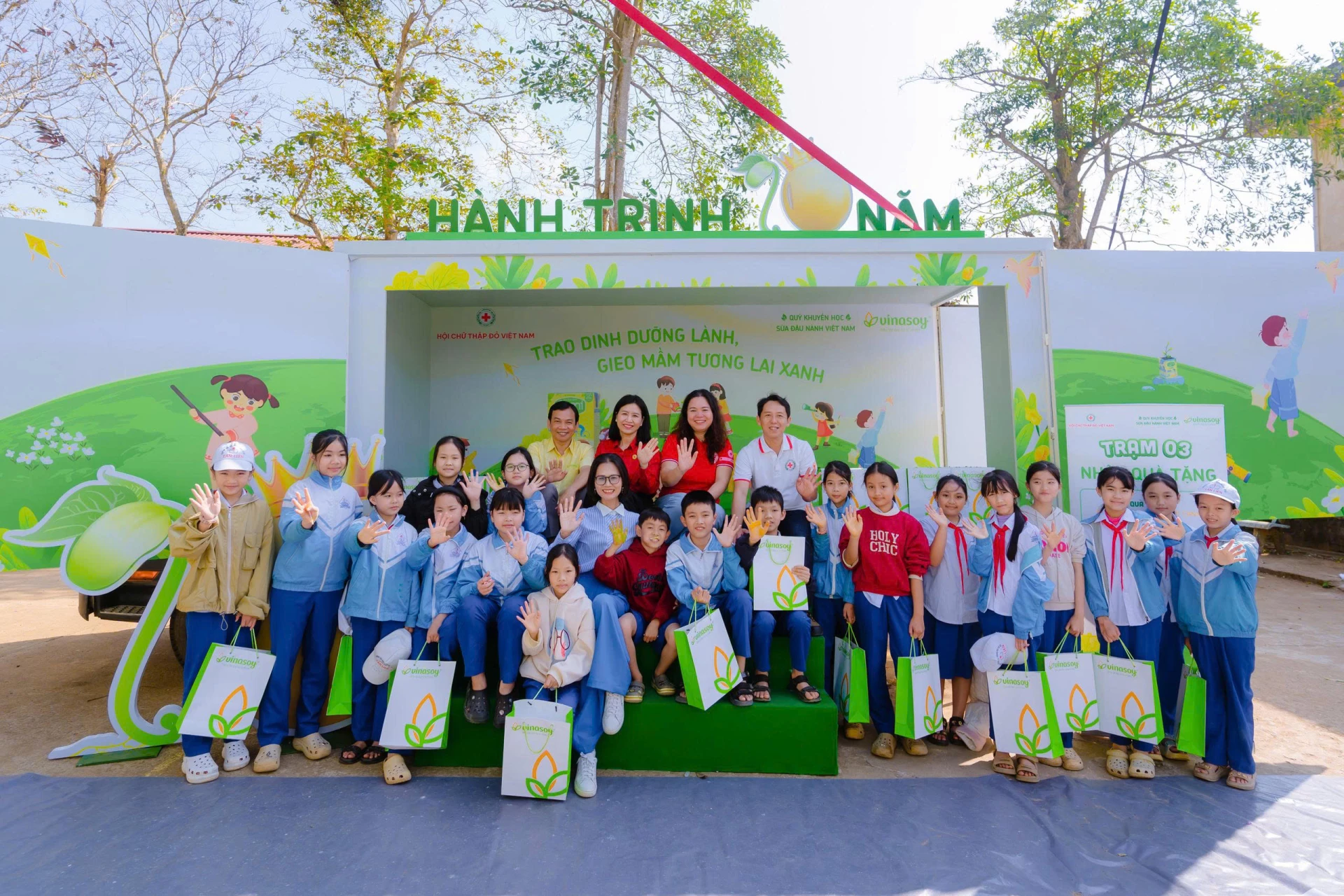Trao tặng sữa cho các em học sinh  - Ảnh: L.N