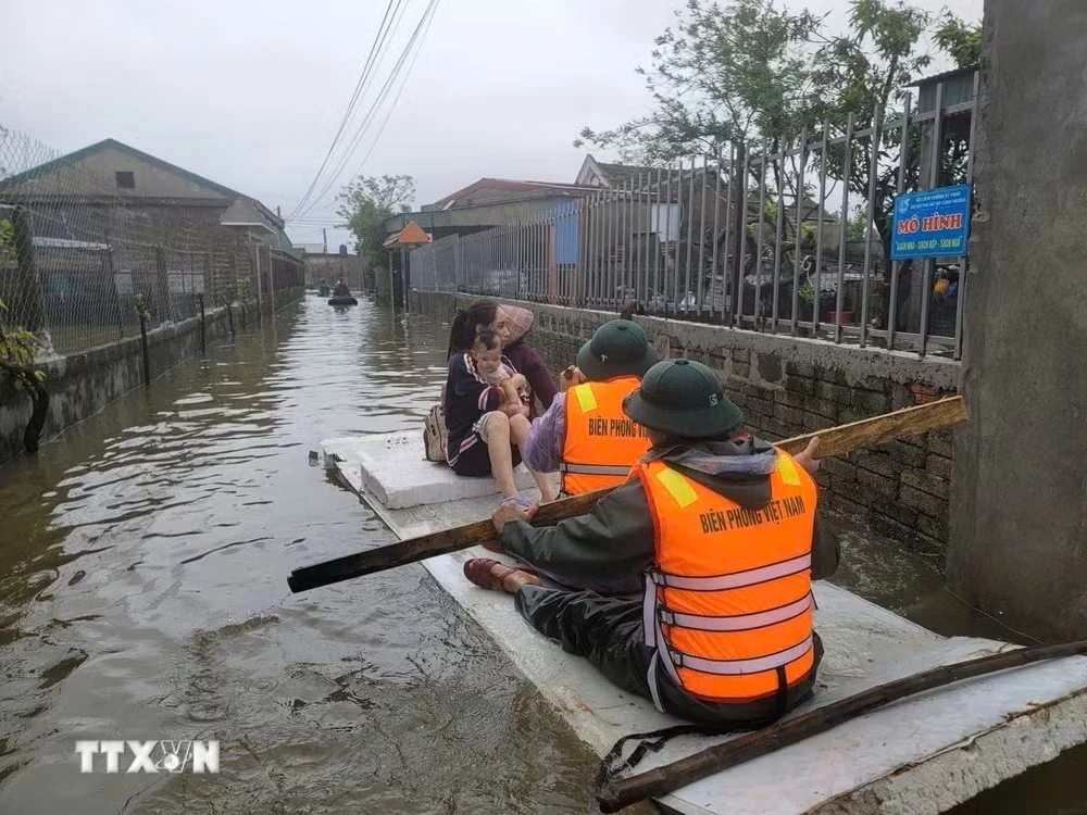 Bộ đội Biên phòng Hà Tĩnh hỗ trợ di dời người dân ra khỏi vùng ngập lụt, năm 2025. (Ảnh: Hoàng Ngà/TTXVN)
