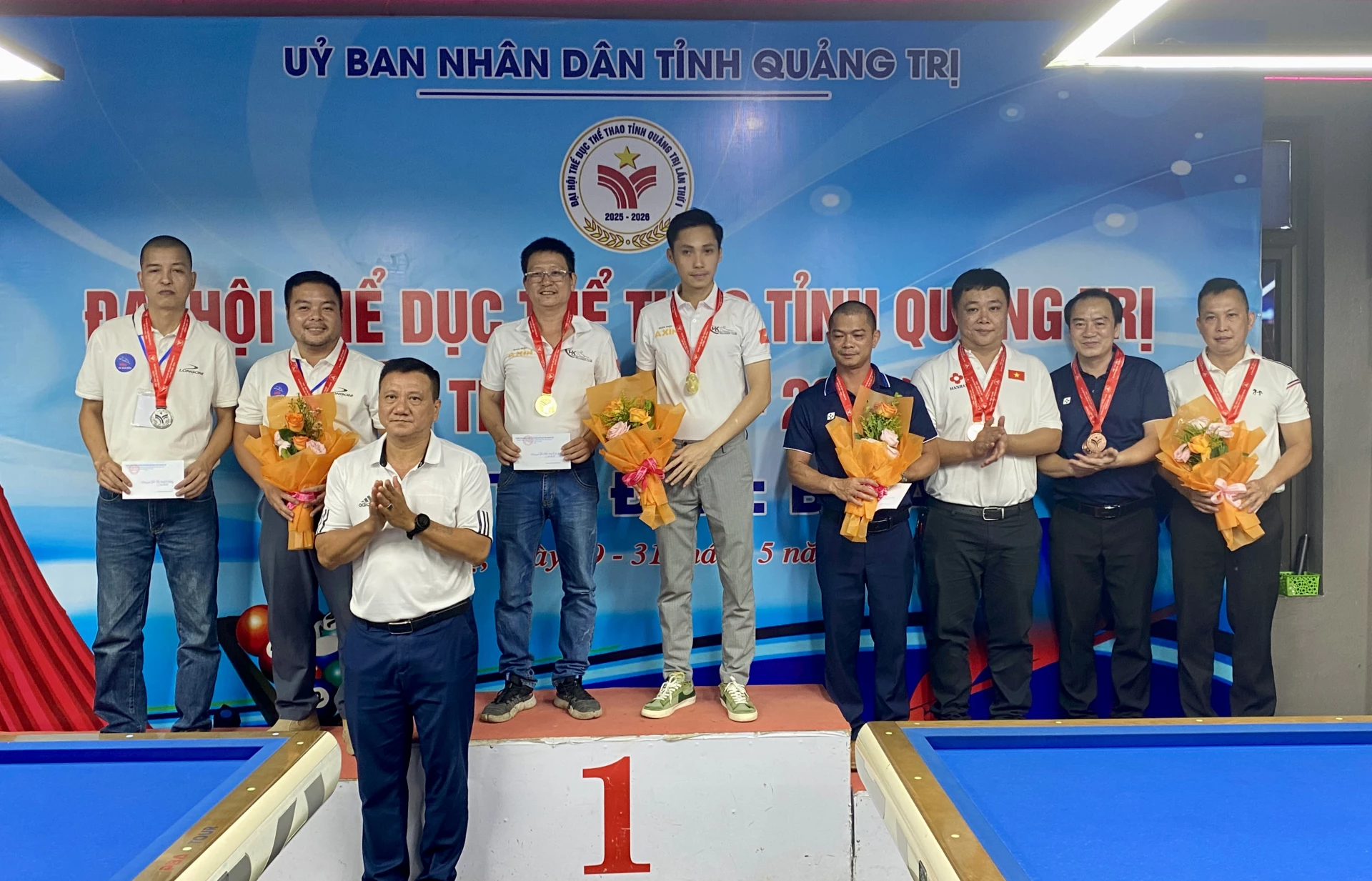 Các vận động viên xuất sắc nhận giải thưởng nội dung song tô carom 3 băng - Ảnh: H.N