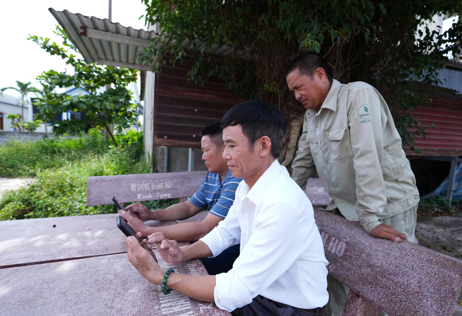Ban cán sự thôn Hoàng Viễn, xã Lệ Ninh nắm bắt thông tin người dân trao đổi qua nhóm zalo - Ảnh: L.L