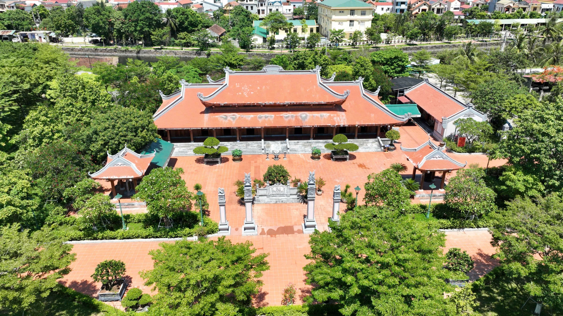 Khuôn viên Đền thờ Bác Hồ và các Anh hùng liệt sĩ tỉnh Quảng Trị - Ảnh: L.Hoàng
