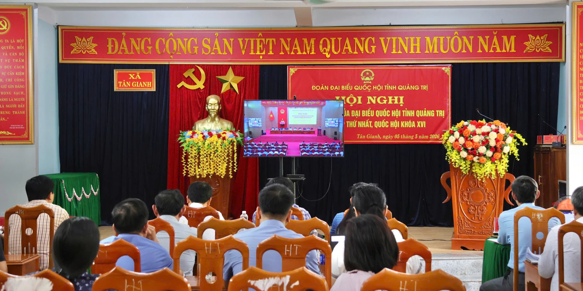 Quang cảnh hội nghị tiếp xúc cử tri tại xã Tân Gianh - Ảnh: N.M