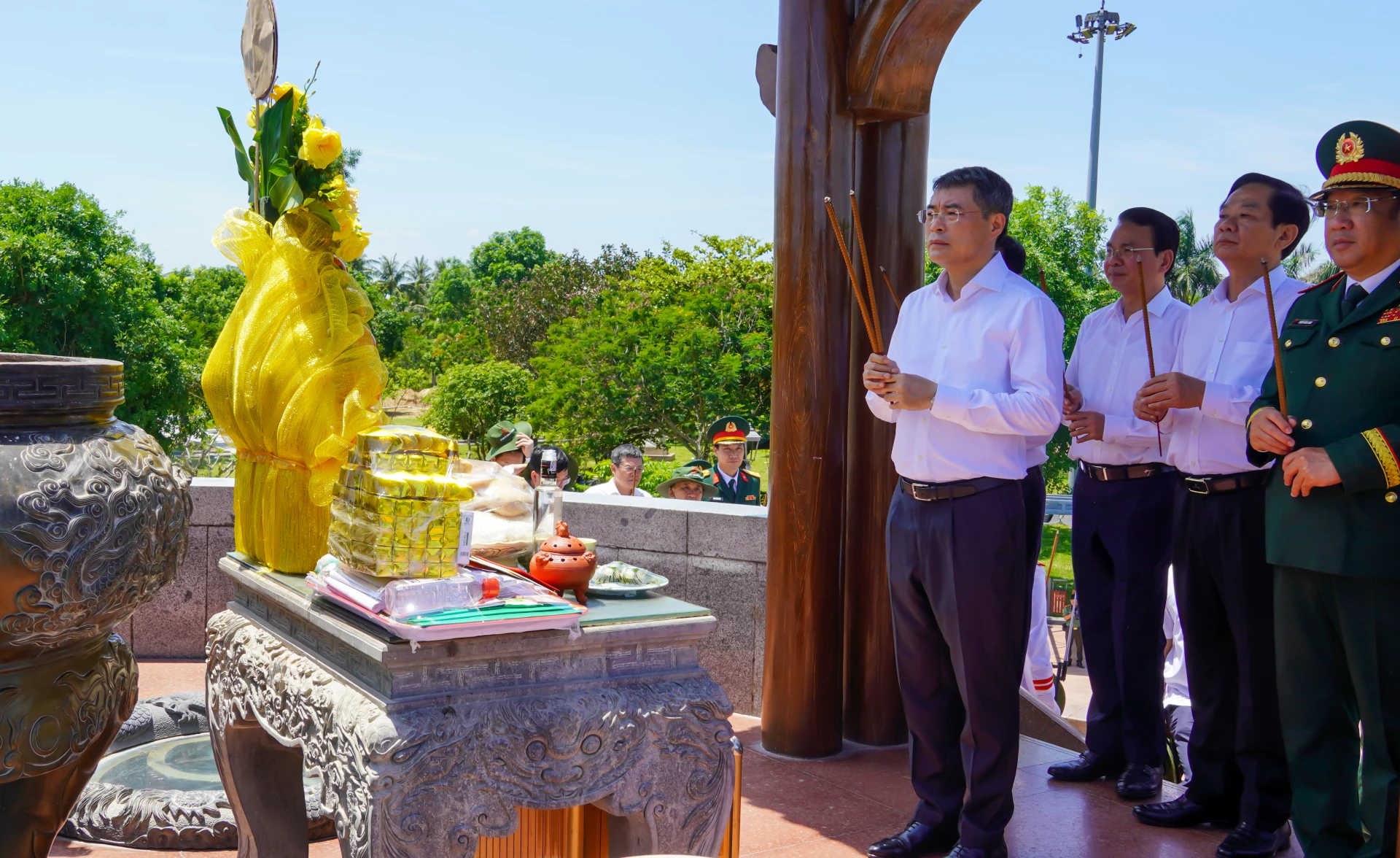 
Đồng chí Lê Minh Hưng, Ủy viên Bộ Chính trị, Thủ tướng Chính phủ dâng hương tri ân các Anh hùng, liệt sĩ tại Khu di tích đặc biệt Thành cổ Quảng Trị.

