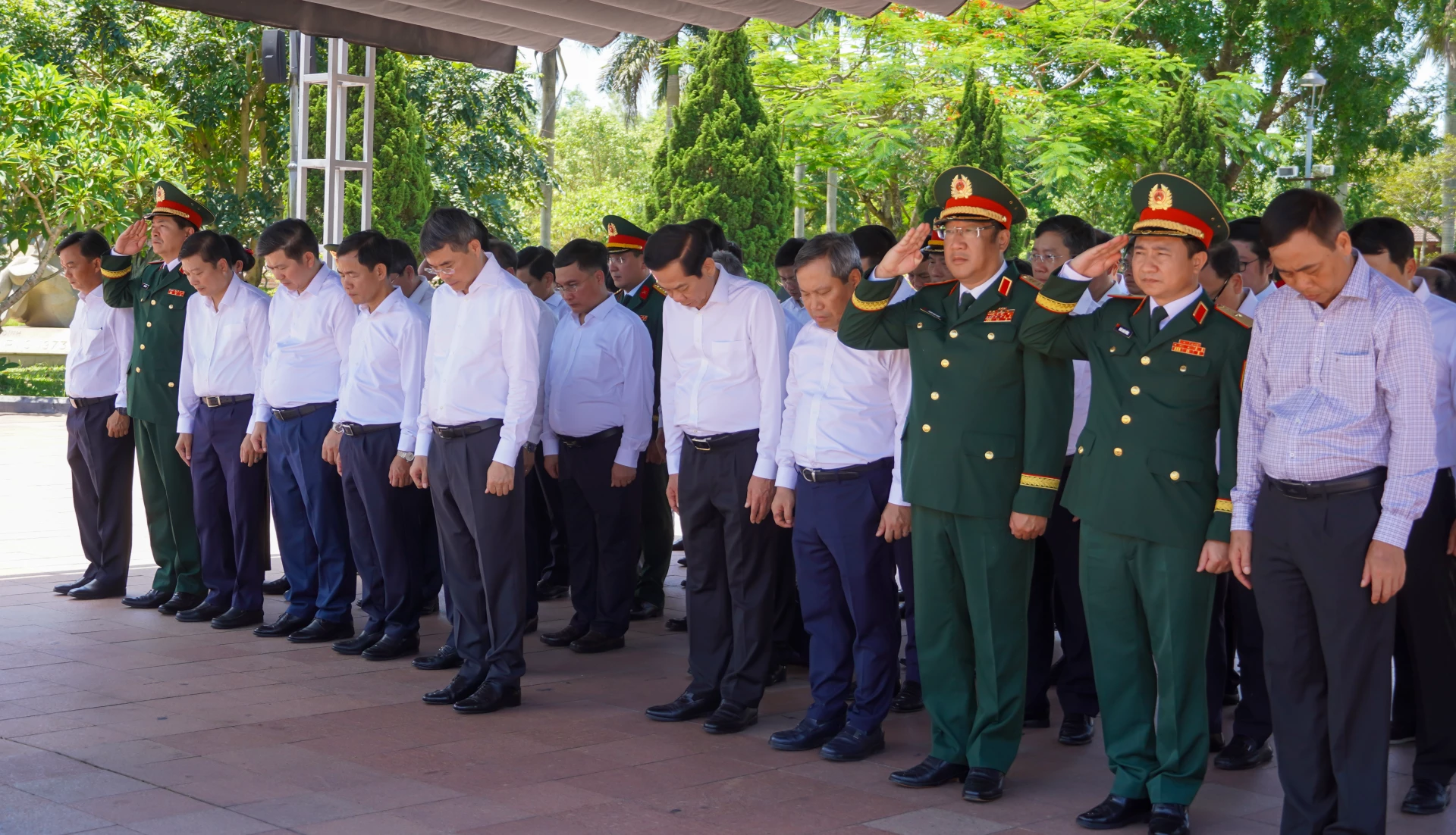 Các đại biểu mặc niệm tưởng nhớ các Anh hùng, liệt sĩ tại Khu di tích đặc biệt Thành cổ Quảng Trị.