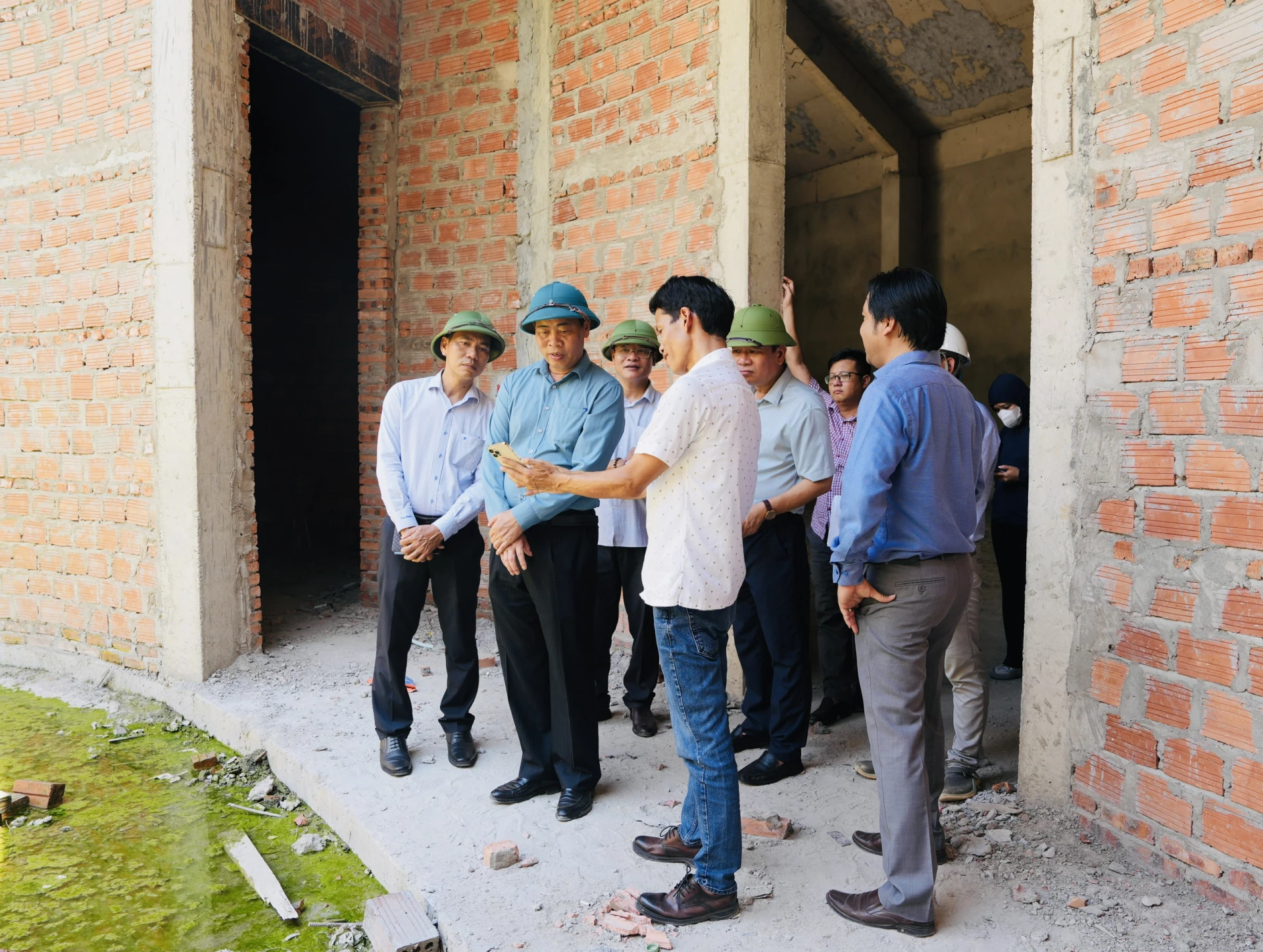 Đoàn giám sát khảo sát tình hình triển khai các hạng mục công trình văn hóa tâm linh tại Di tích lịch sử đặc biệt Thành Cổ Quảng Trị - Ảnh: Mỹ Nhị