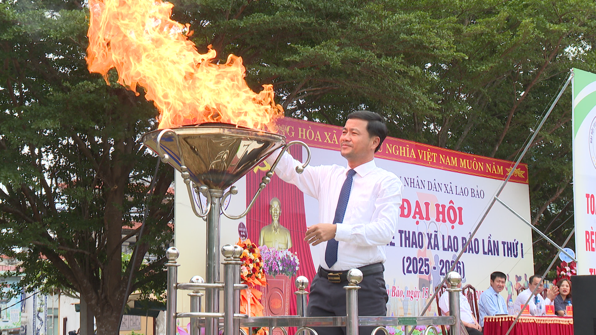 Đồng chí Bí thư Đảng ủy xã thực hiện nghi thức thắp đài lửa truyền thống tại buổi lễ - Ảnh: Hoàng Hùng