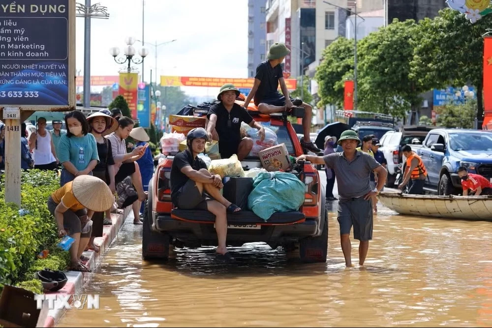 Tiếp tế cho người dân khu vực ngập lụt trong đợt bão lũ năm 2025. (Ảnh: Nhật Anh/TTXVN)