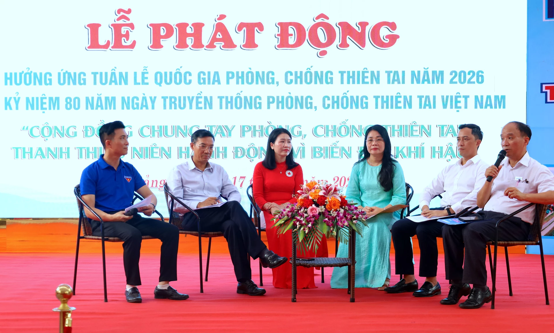 Các đại biểu tham dự tọa đàm với chủ đề “Vai trò của thanh thiếu niên trong thích ứng biến đổi khí hậu và giảm nhẹ rủi ro thiên tai” - Ảnh: Quang Ngọc