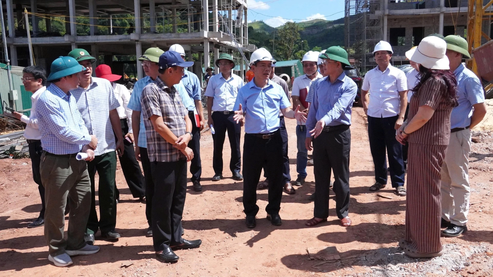 Đồng chí Nguyễn Văn Phương, Bí thư Tỉnh ủy kiểm tra tiến độ xây dựng Trường nội trú TH và THCS Thượng Trạch - Ảnh: Q.V