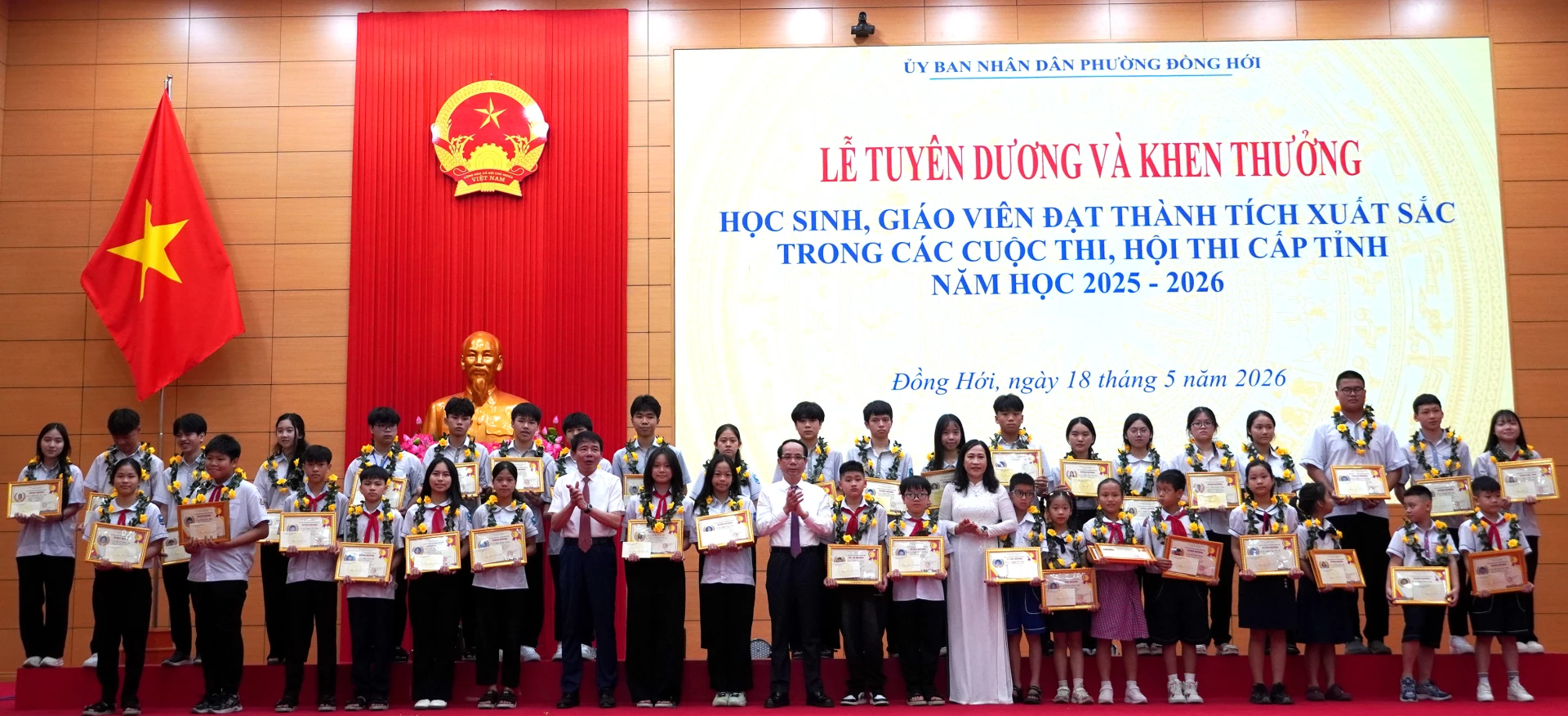 1.	Đồng chí Bí thư Đảng ủy phường Đồng Hới Phan Mạnh Hùng và các đồng chí trong Thường trực Đảng ủy phường trao thưởng cho các học sinh đoạt giải nhất. - Ảnh: H.Tr.