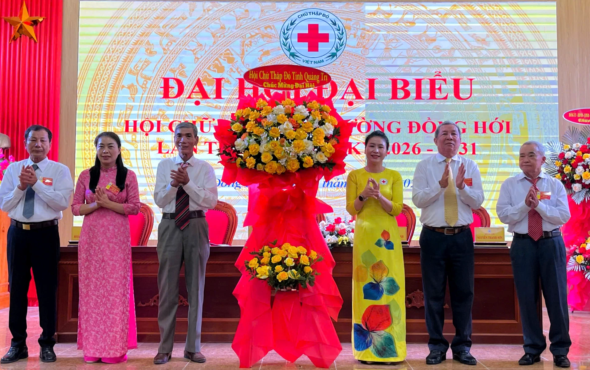 Lãnh đạo Hội Chữ thập đỏ tỉnh tặng hoa chúc mừng đại hội - Ảnh: H.Tr.