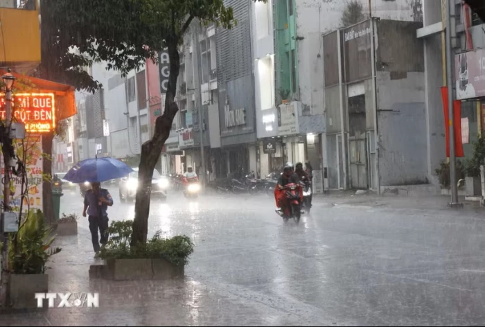 Thời tiết ngày 17/5: Mưa dông diện rộng cả 3 miền, đề phòng lốc sét