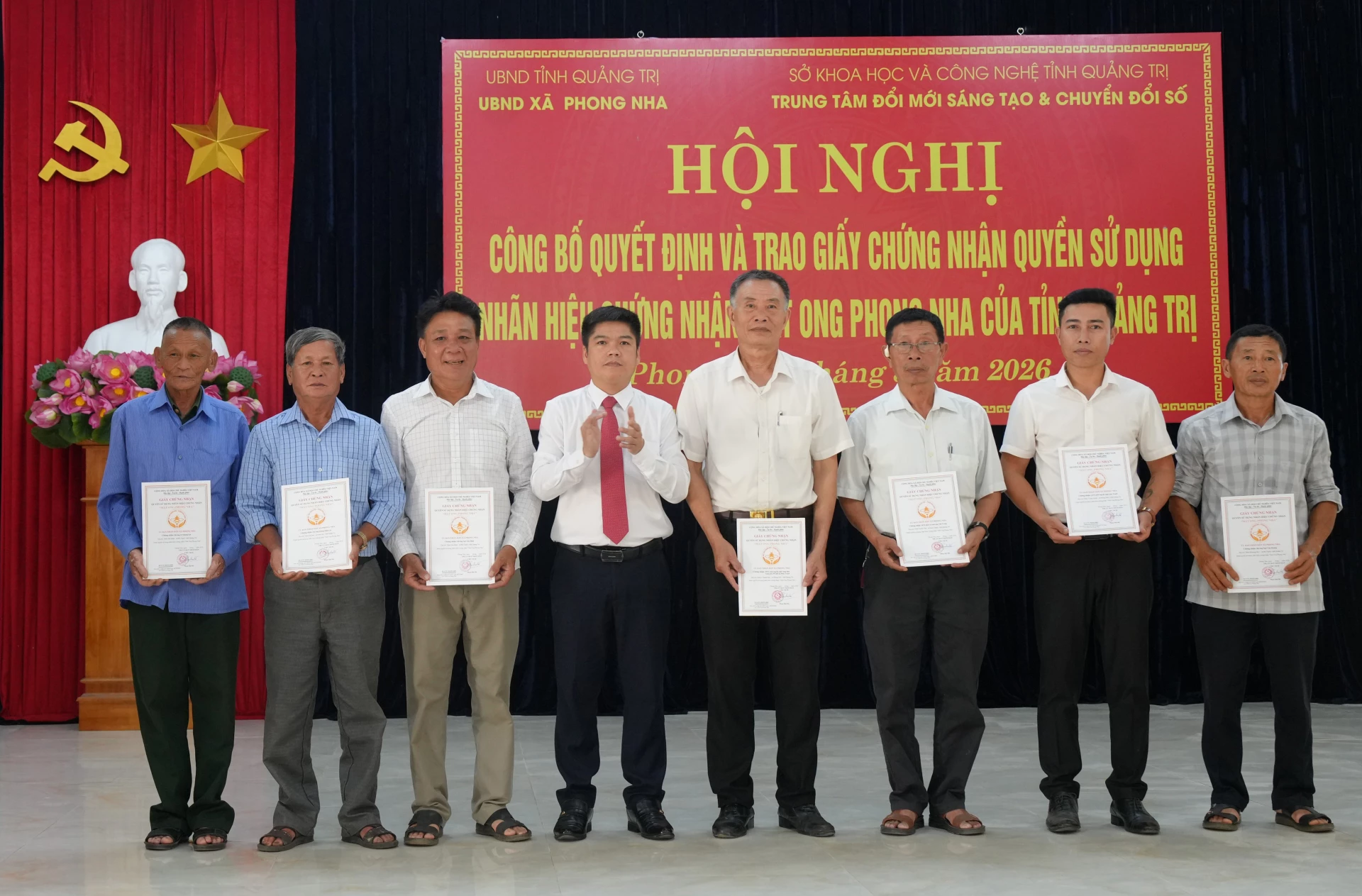 Các hợp tác xã và hộ nuôi ong nhận quyết định ghi nhận quyền sử dụng nhãn hiệu chứng nhận “Mật ong Phong Nha” - Ảnh: K.H
