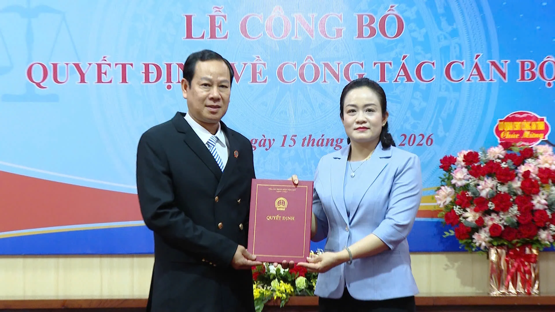Đồng chí Nguyễn Hải Trâm, Phó Chánh án TANDTC trao quyết định và tặng hoa chúc mừng đồng chí Vũ Văn Minh, tân Chánh án TAND tỉnh Quảng Trị - Ảnh: Thùy Trang