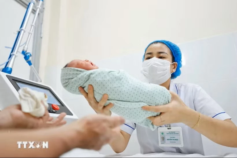 Chăm sóc trẻ sơ sinh. (Nguồn: TTXVN)
