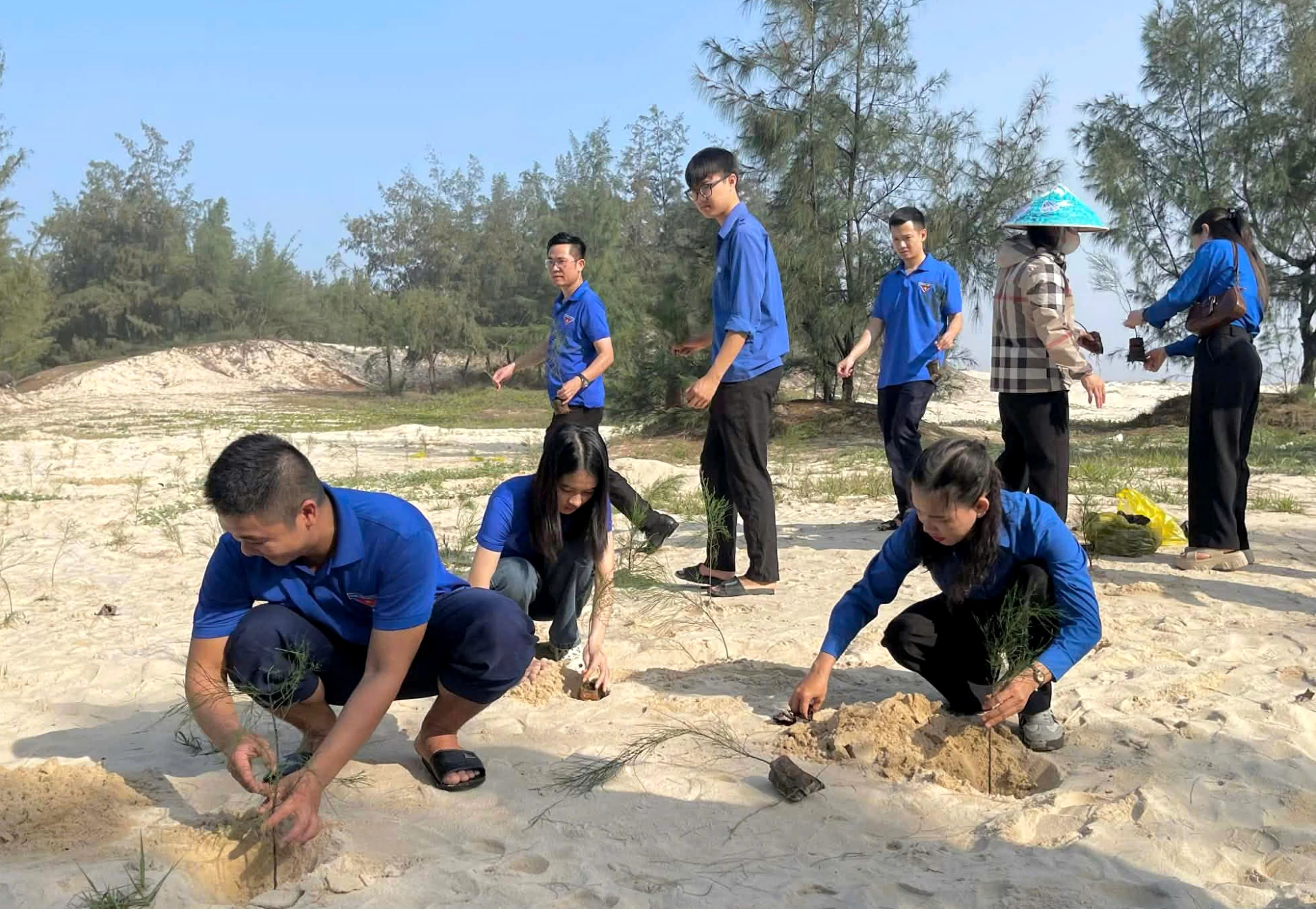 Các hoạt động lan tỏa ý thức bảo vệ thiên nhiên, bảo tồn đa dạng sinh học của lực lượng đoàn viên thành niên phường Đồng Hới - Ảnh: P.V