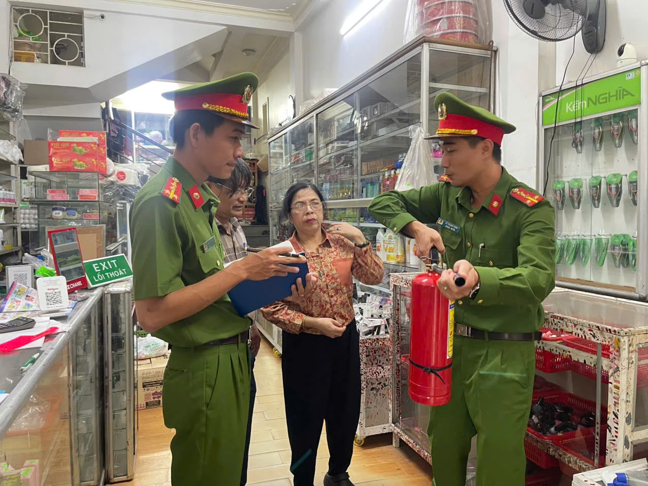 Lực lượng chức năng kiểm tra thiết bị chữa cháy tại một hộ kinh doanh thuộc khu phố 2, phường Đông Hà - Ảnh: T.T