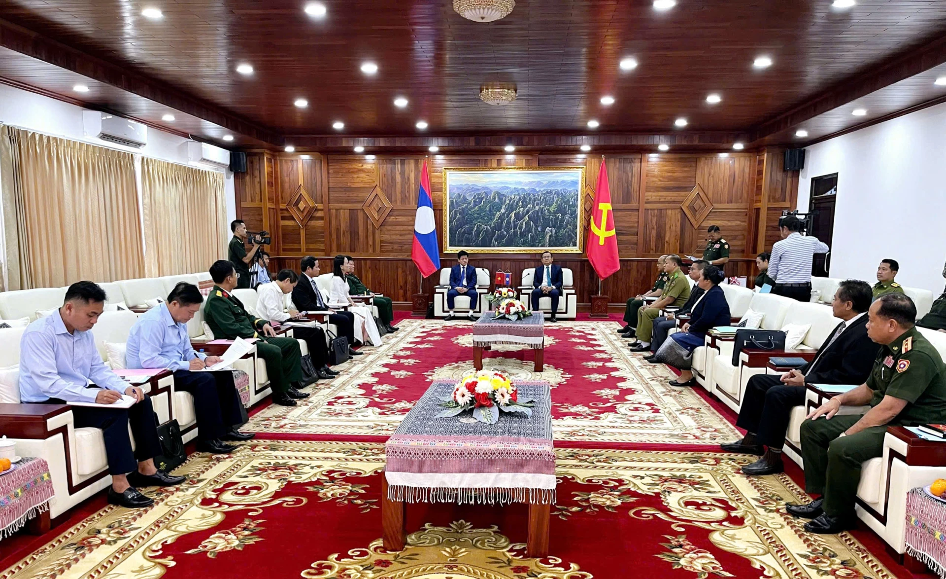 Lãnh đạo Ban Công tác đặc biệt hai tỉnh Quảng Trị-Khăm Muồn bàn bạc, thống nhất kế hoạch bàn giao 16 hài cốt liệt sĩ về nước- Ảnh: SNV