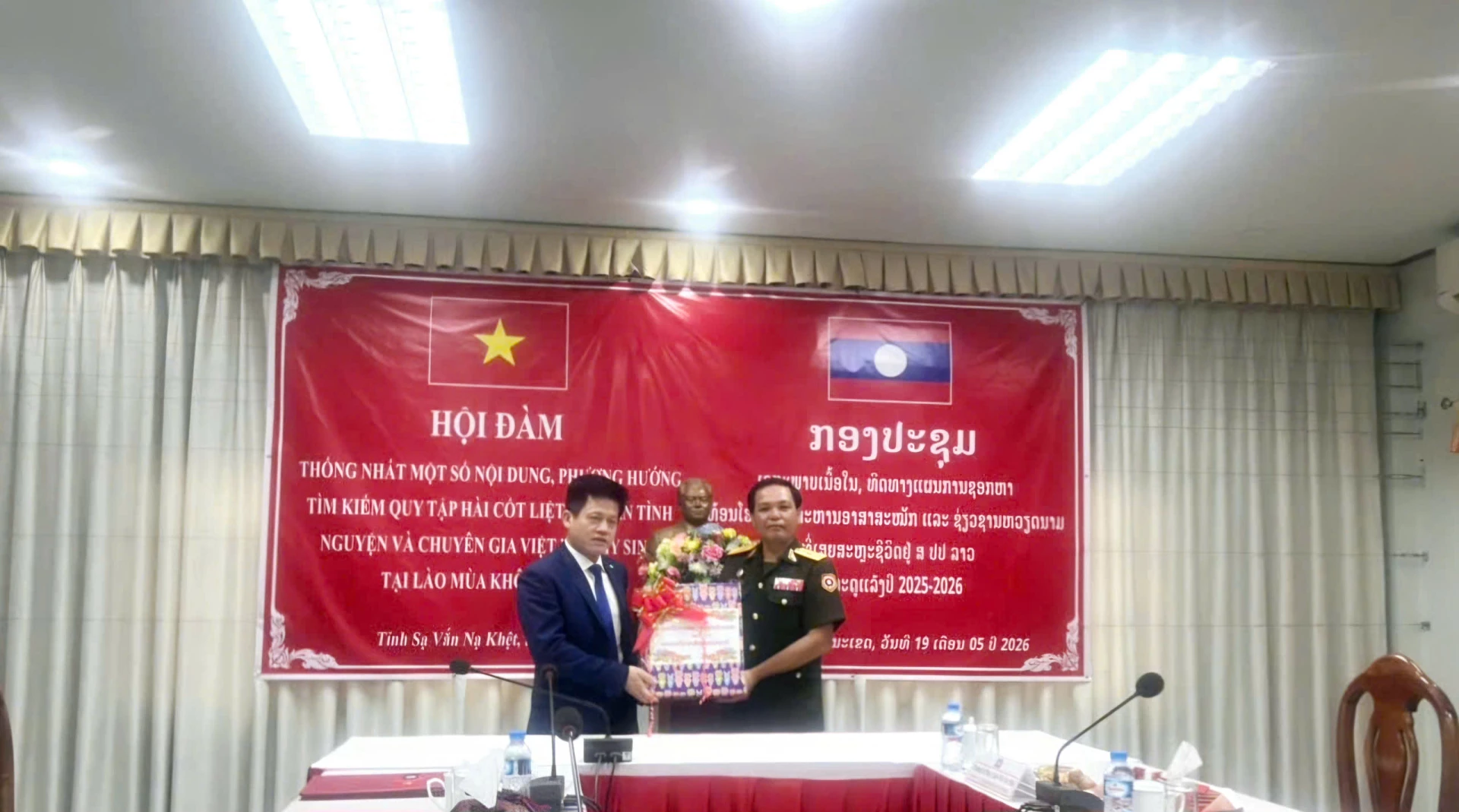 Đồng chí Lê Văn Bảo, Ủy viên Ban Thường vụ Tỉnh ủy, Phó Chủ tịch UBND tỉnh Quảng Trị trao quà lưu niệm cho Thiếu tướng Phăn Vị Lay Lạt Sạ Nhôn, Ủy viên Ban Thường vụ Tỉnh ủy, Chính ủy Bộ Chỉ huy Quân sự, Phó Chủ tịch Ban công tác đặc biệt tỉnh Savannakhet, nước CHDCND Lào. - Ảnh: SNV