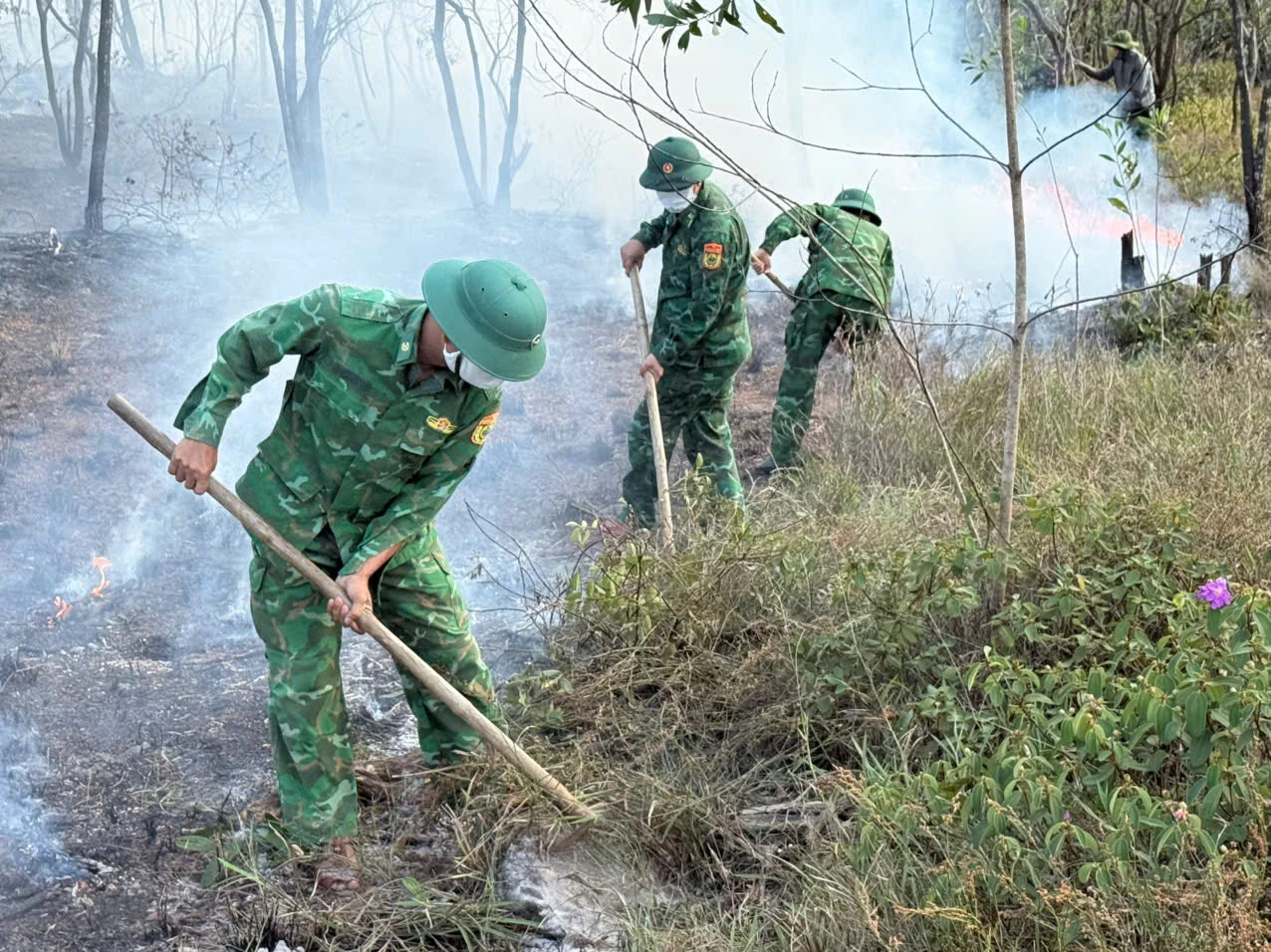 Các lực lượng chức năng phối hợp kịp thời dập tắt đám cháy. - Ảnh: T.T