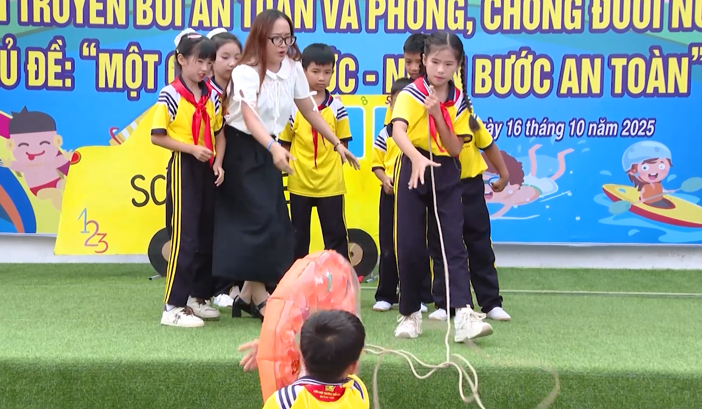 Hướng dẫn kỹ năng cứu người an toàn trong môi trường nước - Ảnh: B.C
