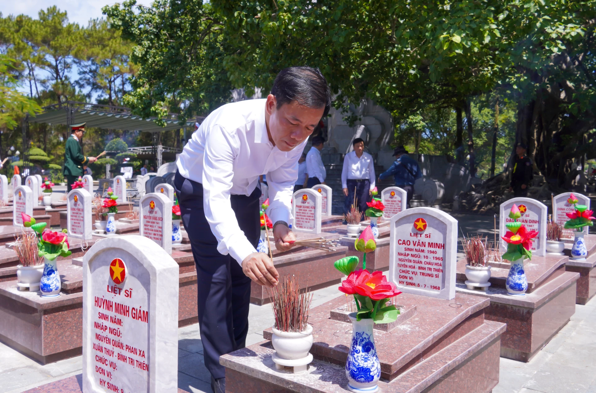 Các đại biểu thắp hương tưởng nhớ các Anh hùng, liệt sĩ tại tại Nghĩa trang liệt sĩ Quốc gia Trường Sơn