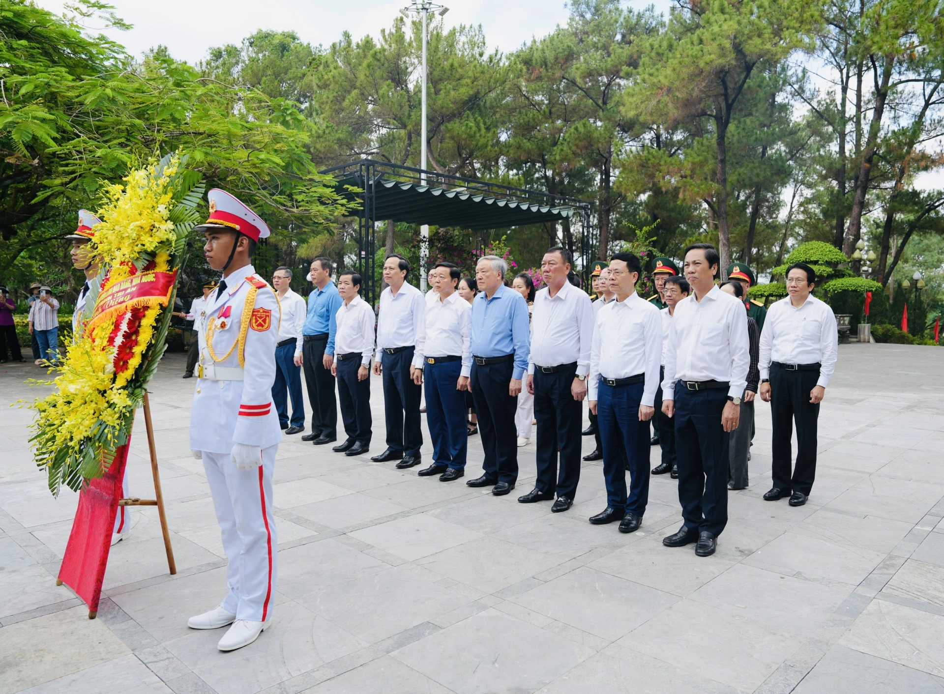 Đoàn công tác của các đồng chí nguyên lãnh đạo Đảng, Nhà nước và lãnh đạo tỉnh Quảng Trị thực hiện nghi thức dâng hoa, dâng hương tại Nghĩa trang Liệt sĩ Quốc gia Trường Sơn - Ảnh: Mỹ Nhị 